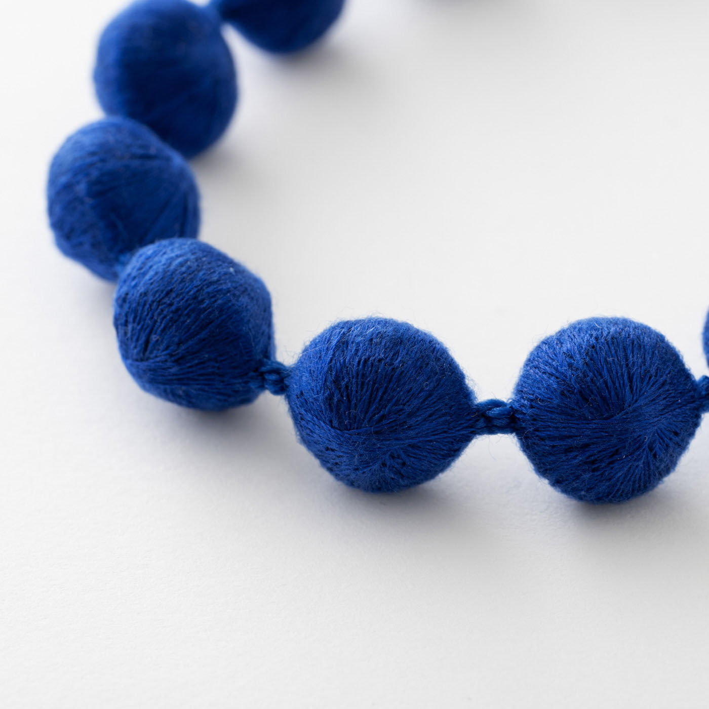 フェリシモギフトショップ|群馬の刺繍工房が作った 糸の宝石のネックレス〈サファイアブルー〉 [日本製]