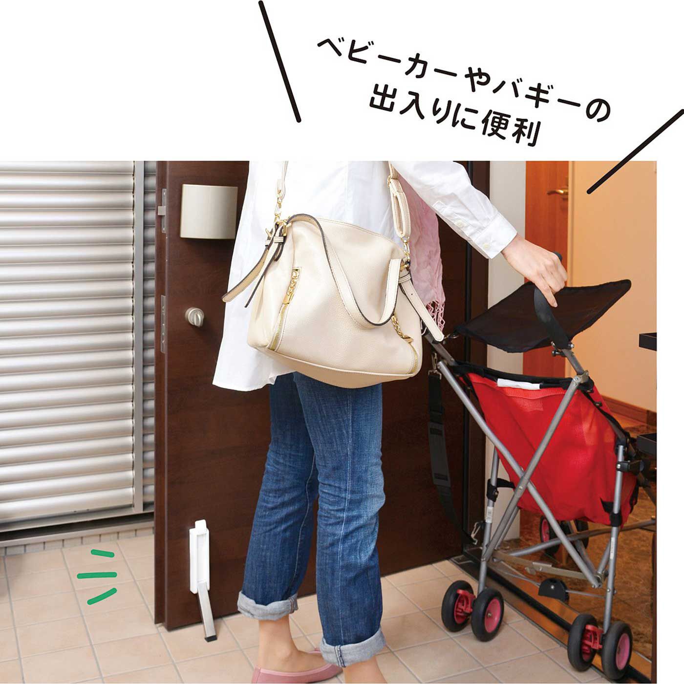フェリシモギフトショップ|強力マグネットで貼り付け！　足先で簡単上げ下げ 玄関ドアストッパー〈ブラウン〉|※写真は〈ホワイト〉です。