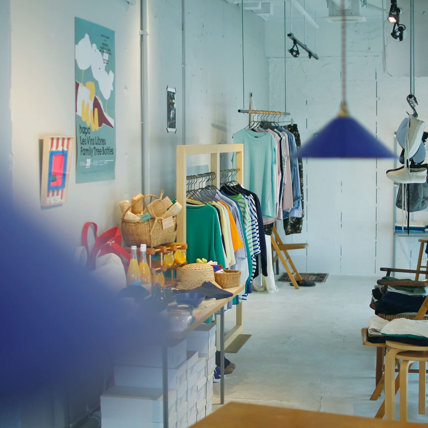 フェリシモギフトショップ|HATSKI for このごろ　おおらかにいこうTシャツ|HATSKIをはじめセレクトされた服や小物、食器などが並ぶ店内