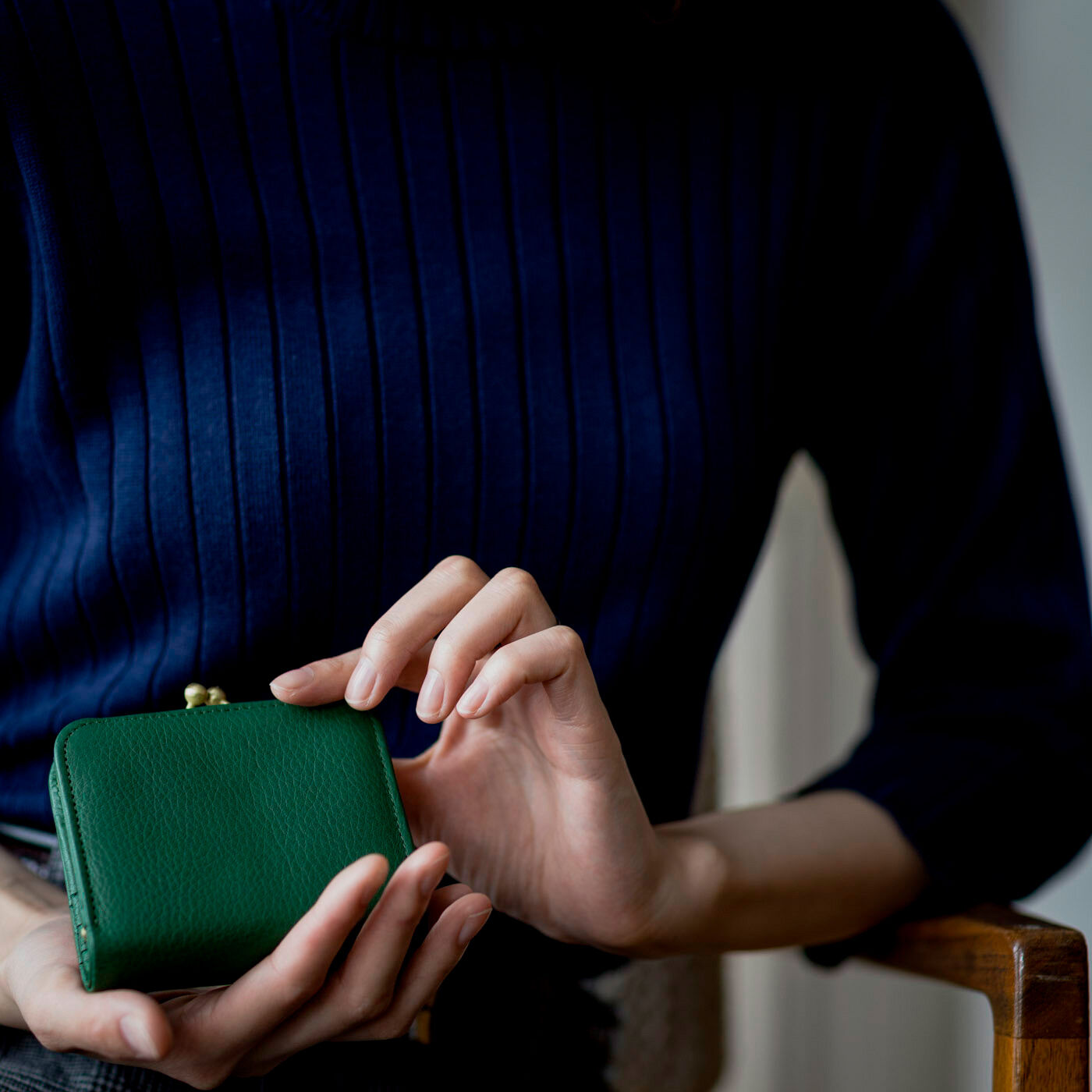 フェリシモギフトショップ|財布作りのプロ集団が作った 職人本革のプチファヴォリウォレット〈バジル色〉|手になじむ、安心感のある持ち心地。