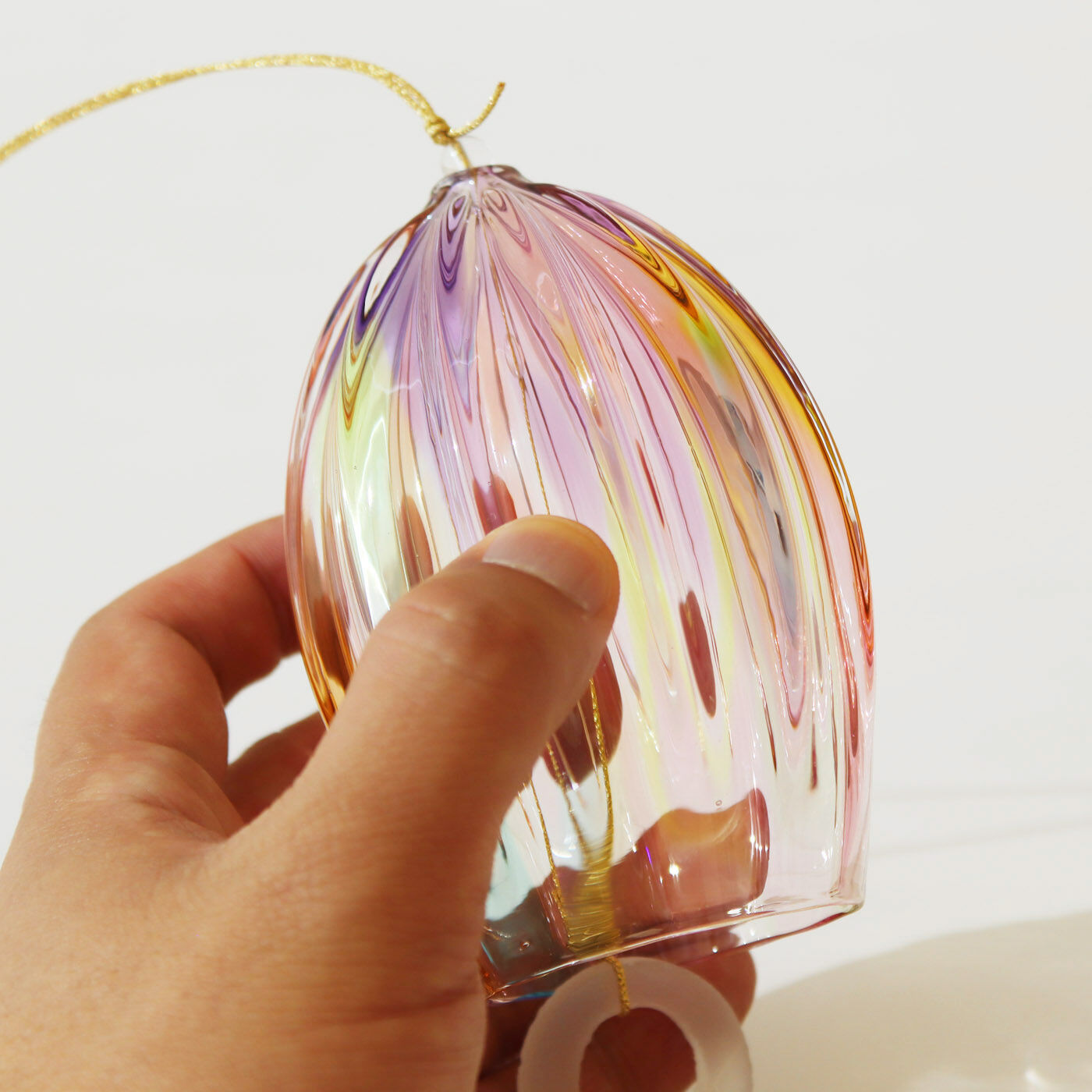 フェリシモギフトショップ|小田原のガラス職人が作った オーロラが溶け込んだ宙吹き風鈴|表面のまろやかなカーブは手作りならではのあたたかみを感じます。
