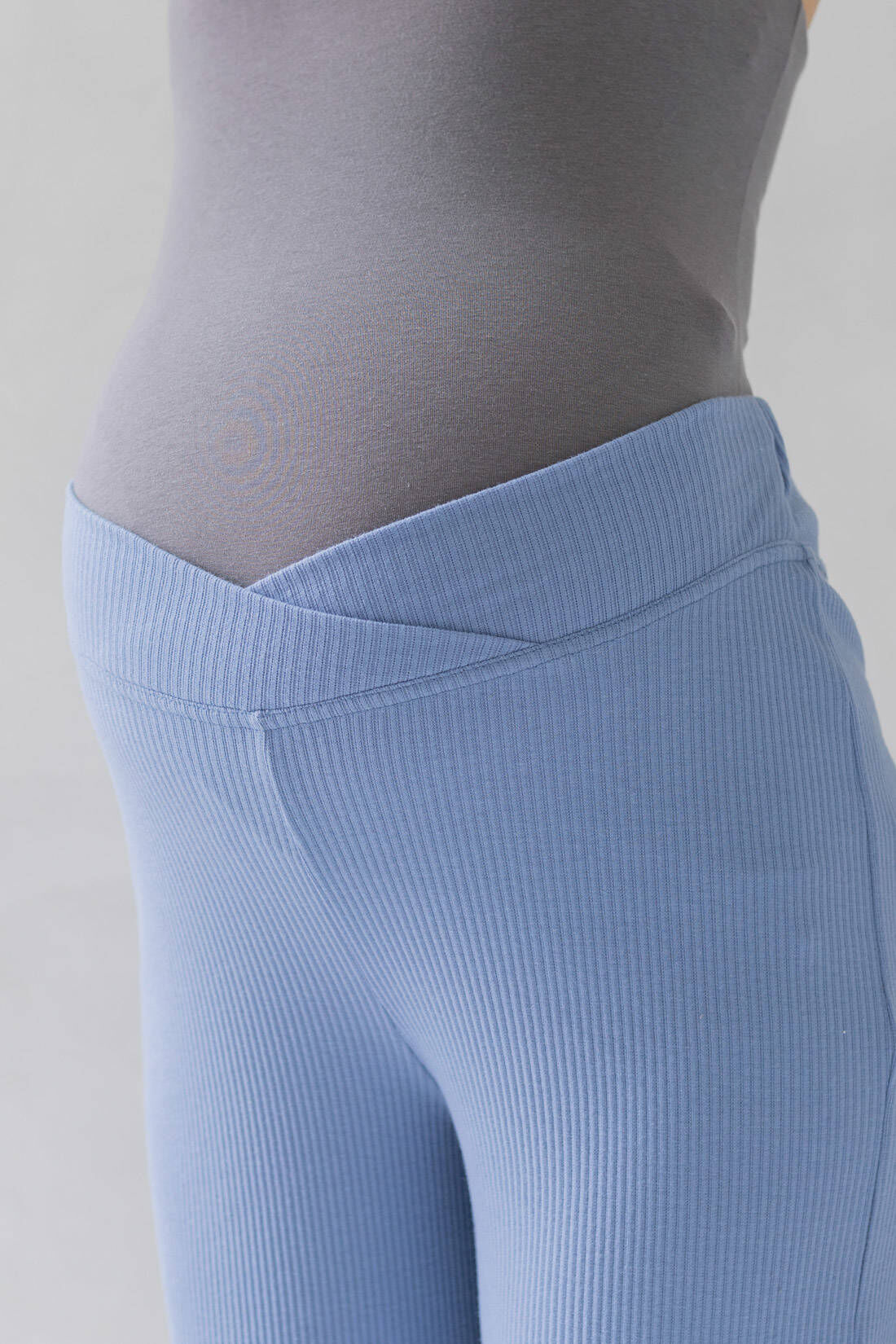 フェリシモギフトショップ|Moredde　マタニティから産後も使える　授乳がらくちんフロントジップデザインのワンピ＆リブパンツルームウェアセット〈アイボリー×ブルー〉|ウエストクロス仕様で産前産後どちらも快適。