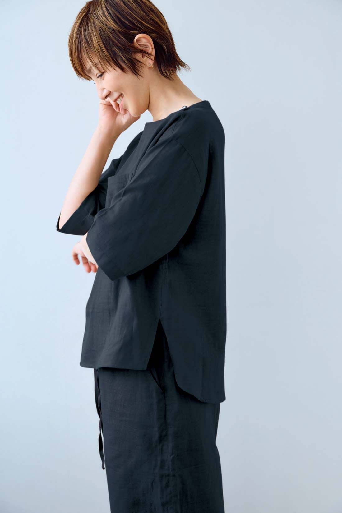 フェリシモギフトショップ|大人の女史会×frauglatt　ほどよい抜け感で自信をまとう 華奢（きゃしゃ）見えダブルガーゼトップス〈モダンブラック〉|前は真っすぐ見え、後ろはラウンドなラインにしてメリハリをプラス。サイドスリット入りで前だけインもしやすい。