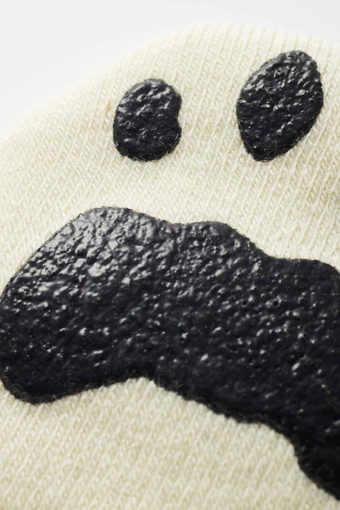 フェリシモギフトショップ|旭山動物園・ボルネオの森応援商品 Live in comfort ホッキョクグマの肉球柄のあたたかソックス〈アイボリー〉|左右で形状の異なるホッキョクグマの肉球をシリコーンで再現しました。