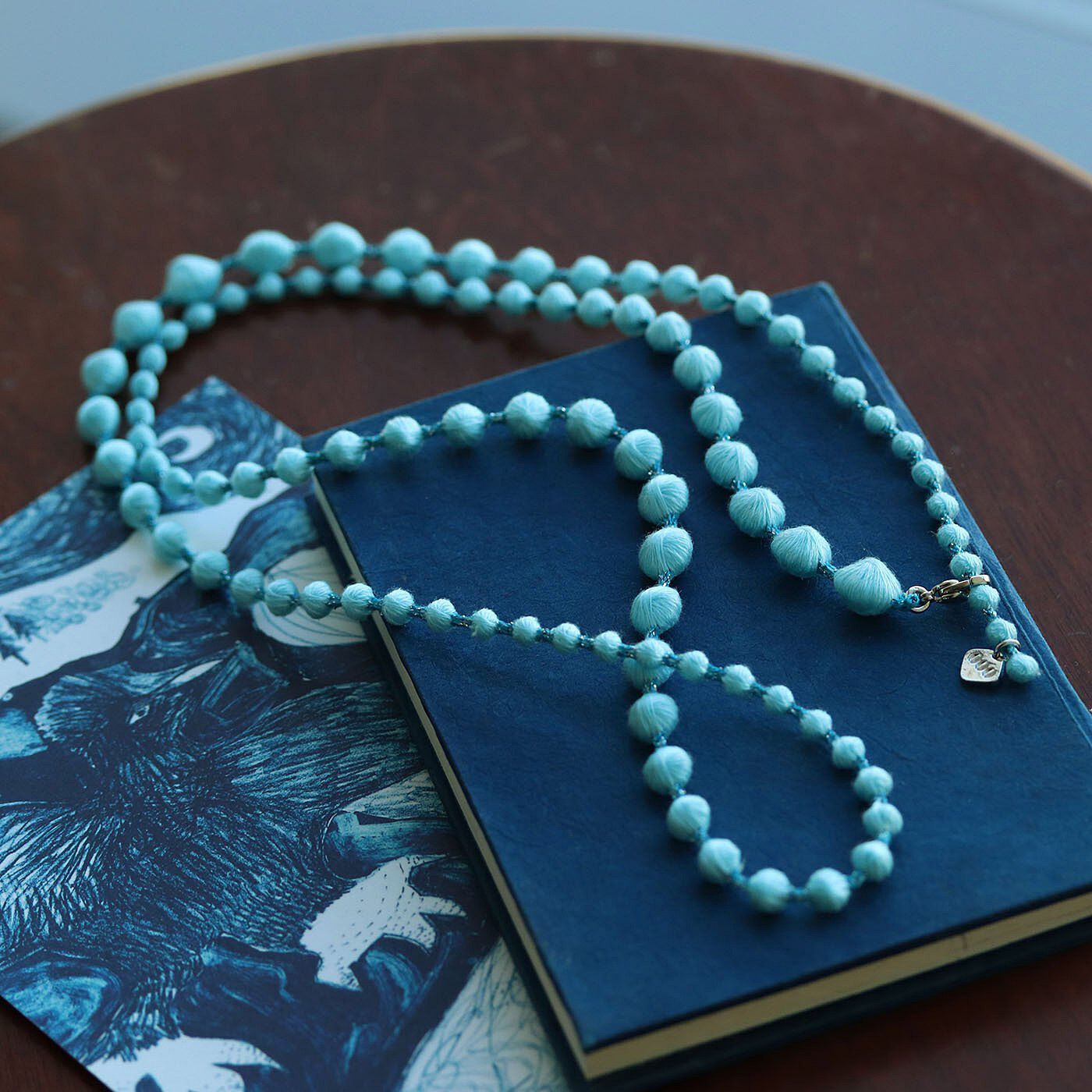 フェリシモギフトショップ|群馬の刺繍工房が作った　誕生石色の刺繍珠ネックレス〈アクアマリンブルー色・3月生まれ〉[日本製]