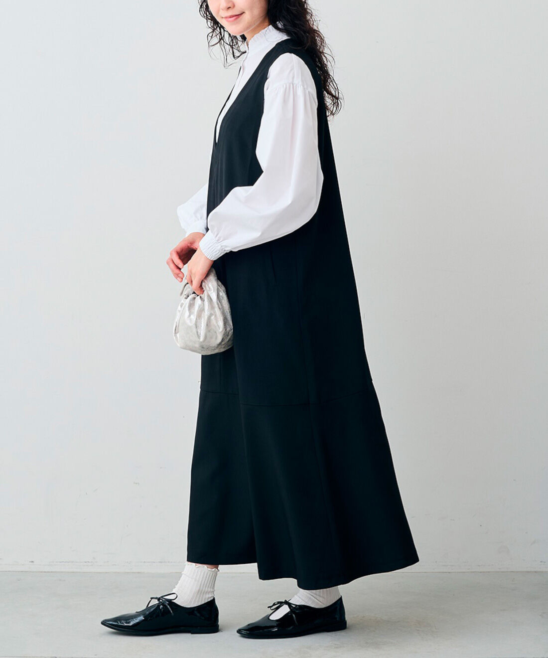 フェリシモギフトショップ|リブ　イン　コンフォート　着心地らくちんで華やかな　ジャンパースカート〈ブラック〉|モデル身長：163cm　着用サイズ：MT