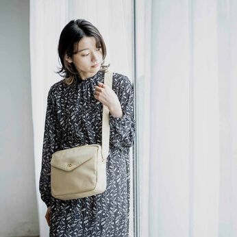 フェリシモギフトショップ | 職人本革の５０’ｓに憧れたバッグ〈クリーム〉
