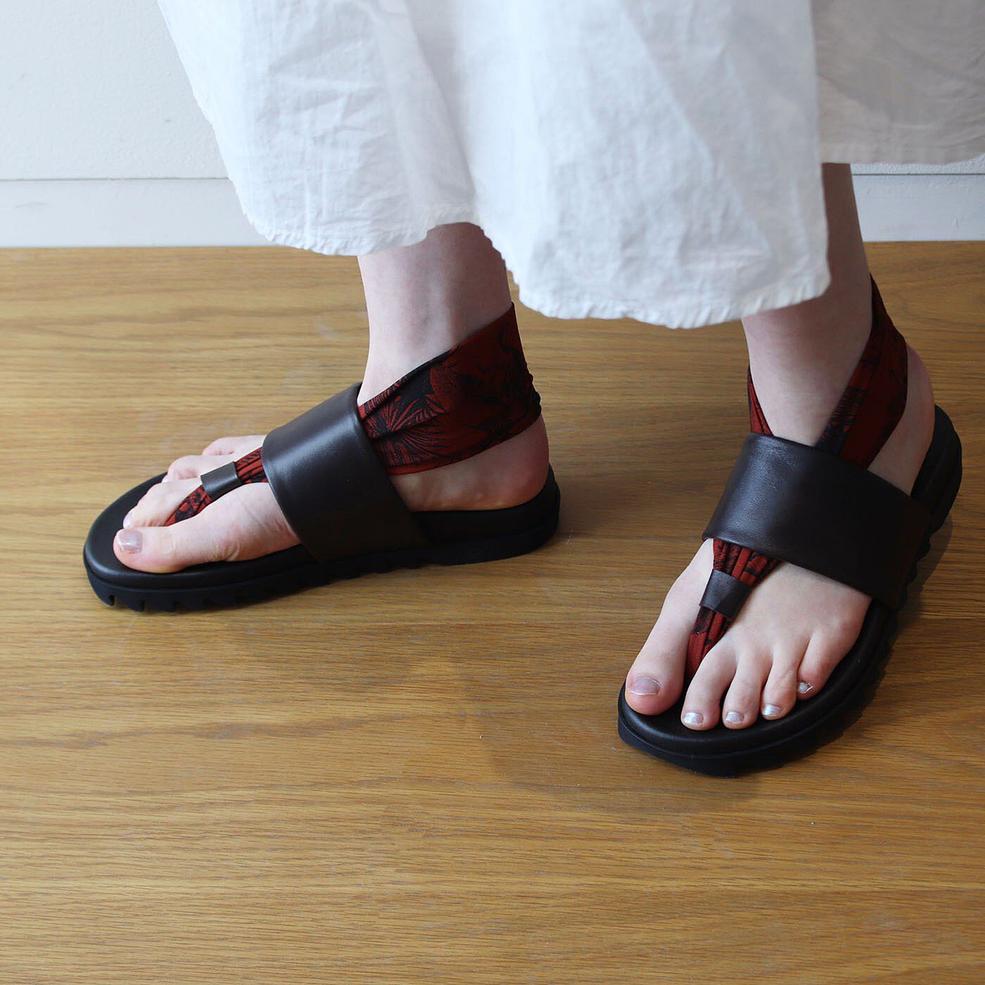 フェリシモギフトショップ|靴デザイナーの理想で作った　職人本革のトングシューズ 〈チョコレート・ボタニカル〉[本革 靴：日本製]