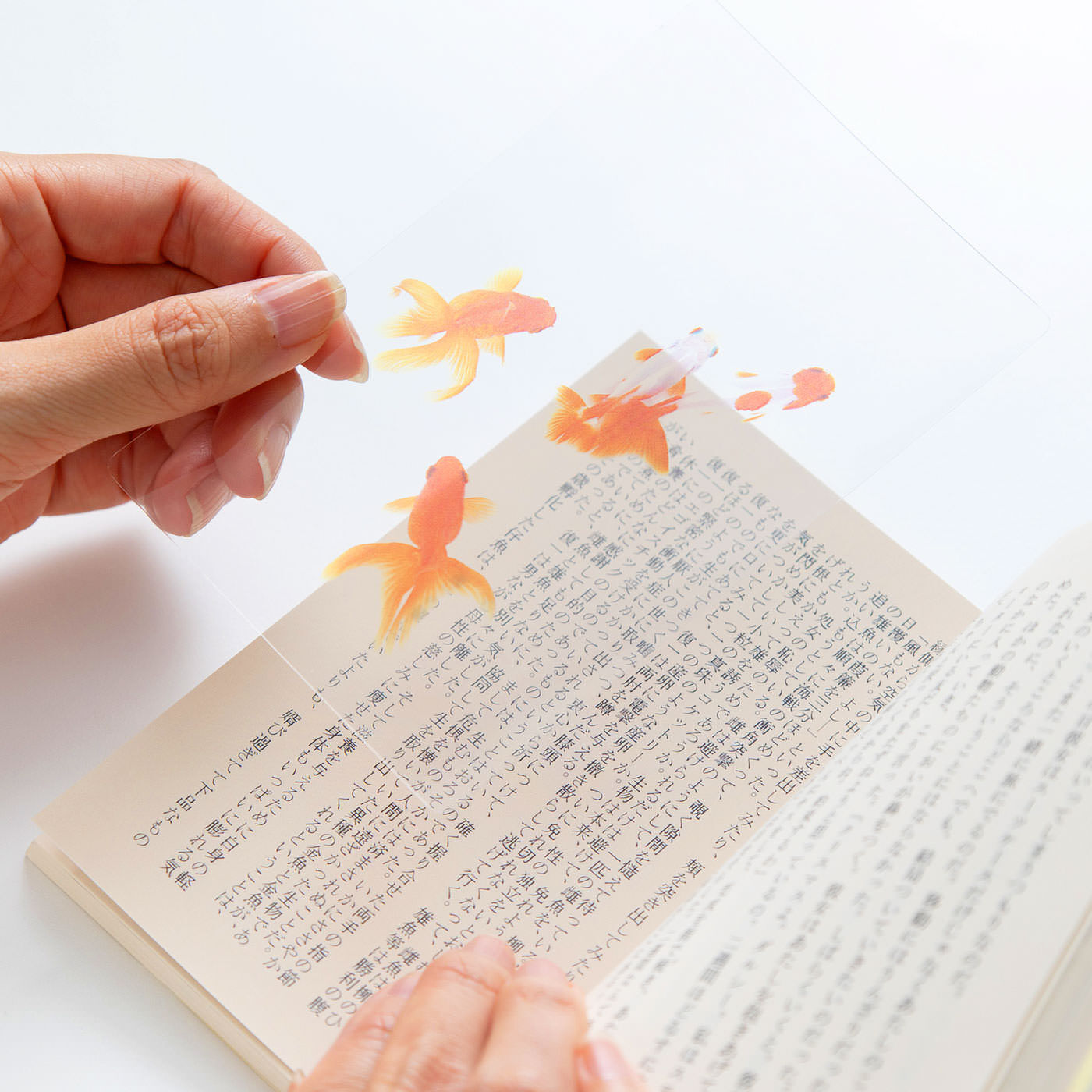 フェリシモギフトショップ|［Fu’s Note］本の中を金魚が泳ぐ！？　金魚の透明しおりセット〈三尾和金・琉金＆小赤〉|本の中を金魚が泳ぐ！？ 幻想的で美しい「金魚の町」奈良の大和郡山で出会った「透明しおり」