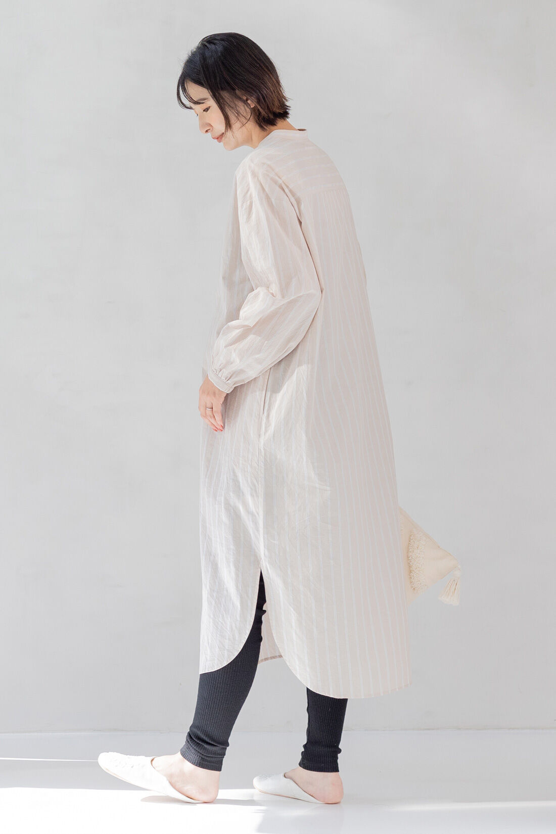 フェリシモギフトショップ|Moredde　マタニティから産後も使える　ママによりそうワンピースパジャマ〈ベージュストライプ〉|サイドのスリットで抜け感をプラス