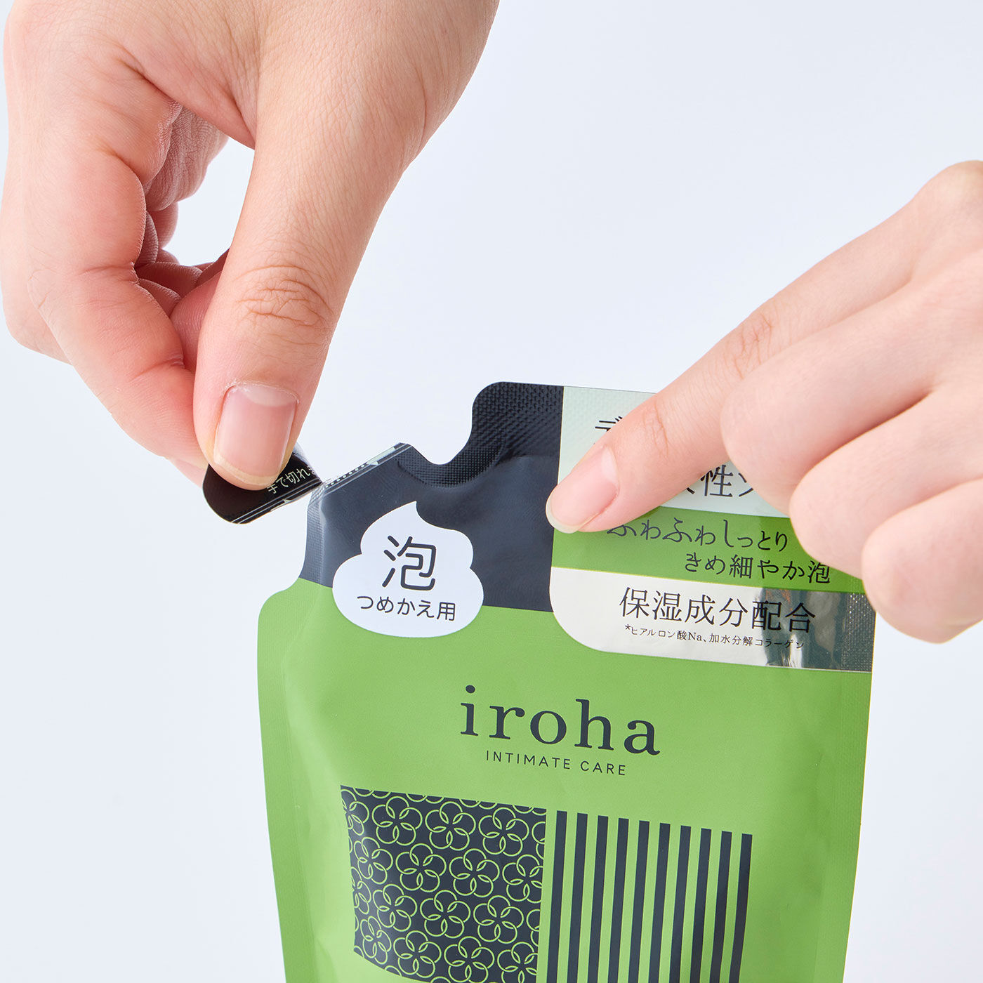フェリシモギフトショップ|iroha　インティメートウォッシュ　フォームタイプ〈詰め替え用〉|そそぎ口付近をしっかり持ち、矢印の方向へ点線に沿って切り取ります。