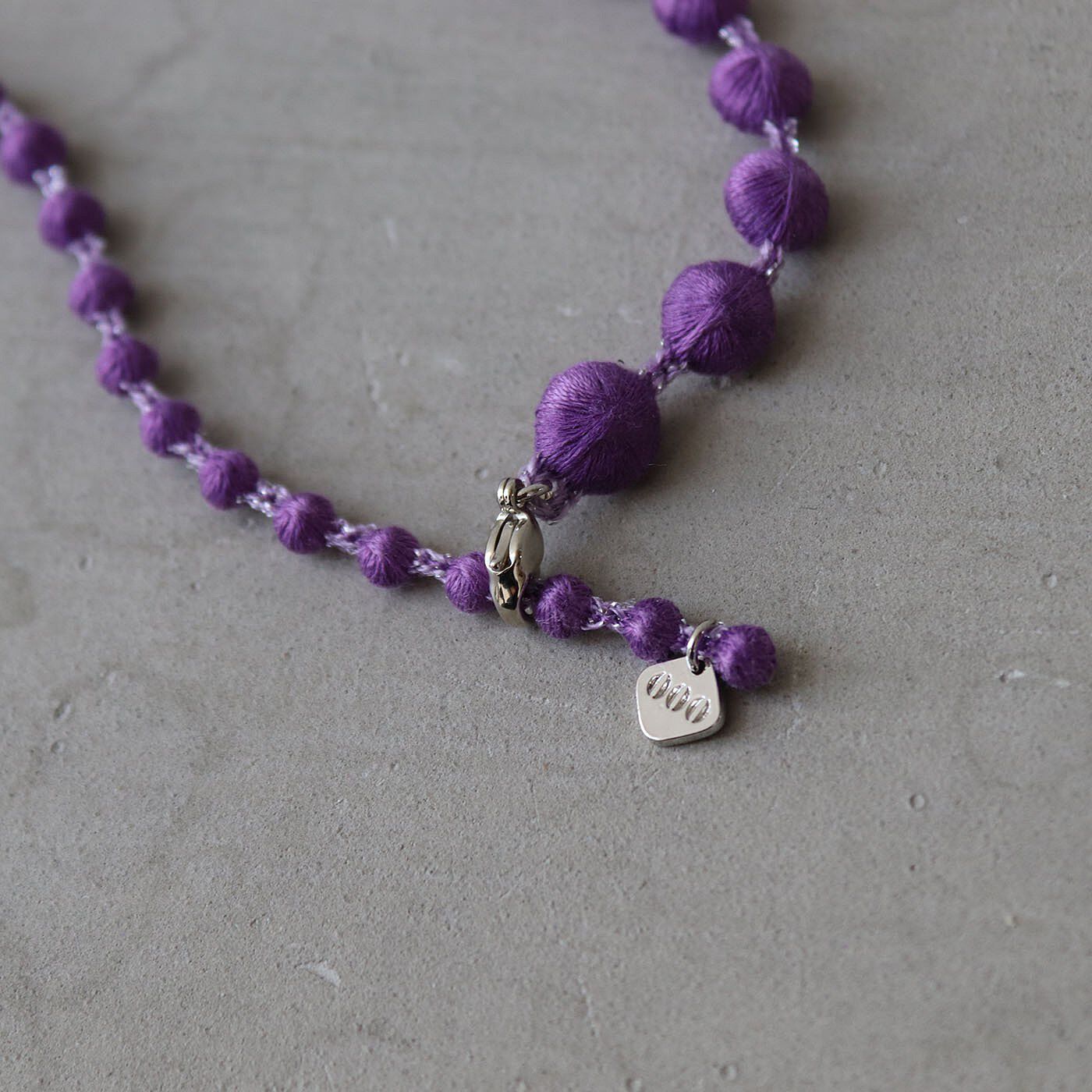 フェリシモギフトショップ|群馬の刺繍工房が作った　誕生石色の刺繍珠ネックレス〈アメジストパープル色・2月生まれ〉[日本製]