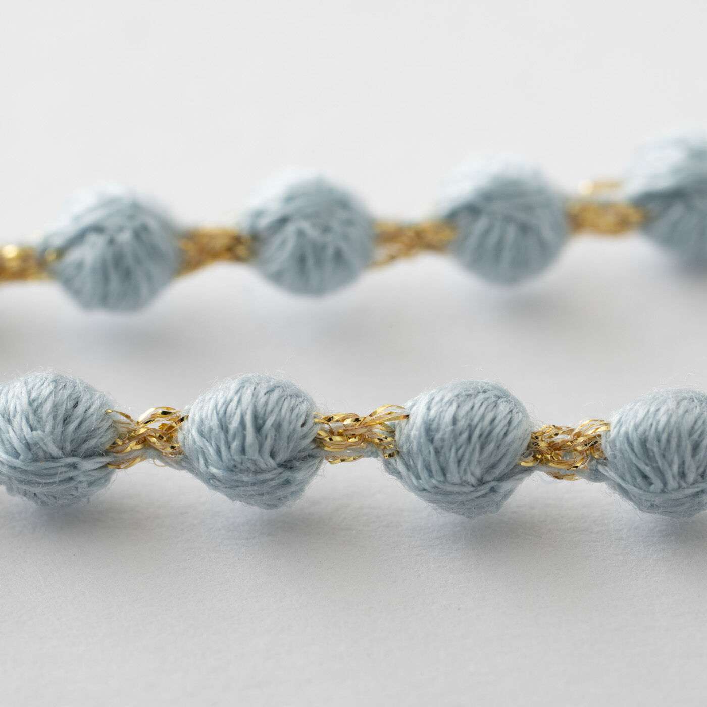 フェリシモギフトショップ|群馬の刺繍工房が作った 糸の宝石のネックレス〈サファイアブルー〉 [日本製]