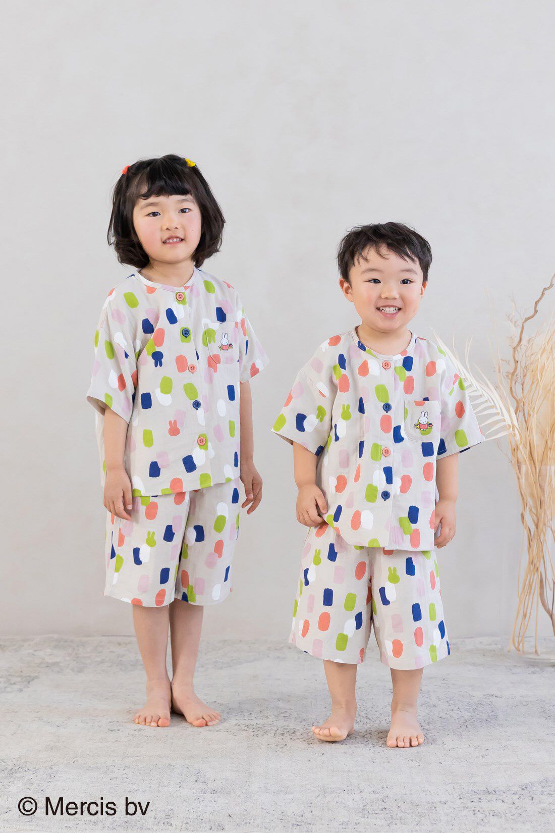フェリシモギフトショップ|リブ イン コンフォート　水彩画タッチのミッフィーがかわいいふわふわダブルガーゼのペイント柄キッズセットアップ|左：model：H106　モデル用110サイズ　右：model：H94 　モデル用100サイズ