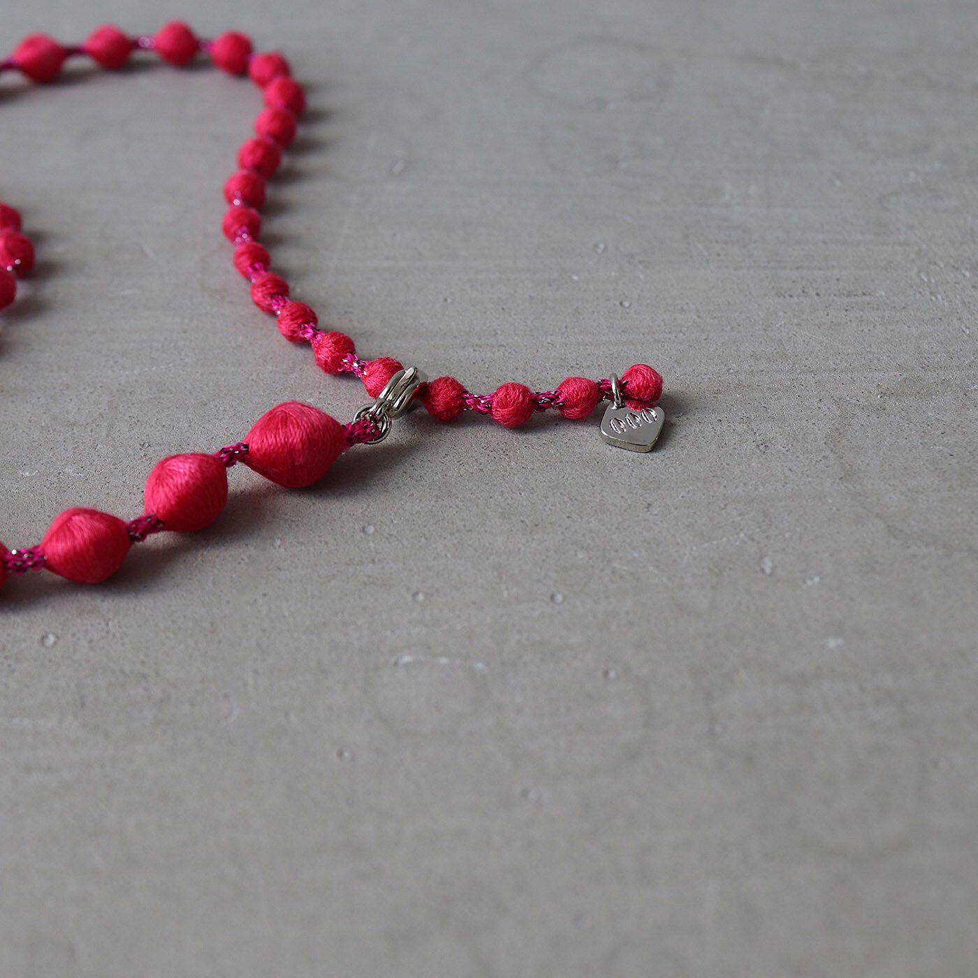 フェリシモギフトショップ|群馬の刺繍工房が作った　誕生石色の刺繍珠ネックレス〈ルビーレッド色・7月生まれ〉[日本製]