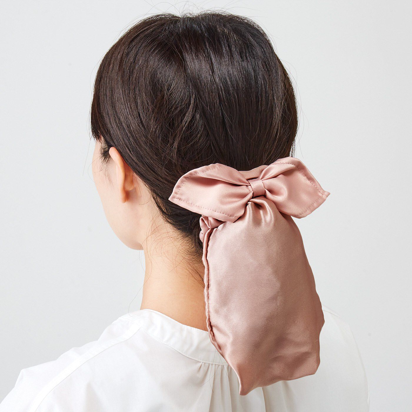 フェリシモギフトショップ|おやすみ中も毛先をシルクで包んでいたわるヘアパジャマ|ミディアムヘアから使えます。おうち時間もかわいらしく髪をいたわり、毛先を守ります。
