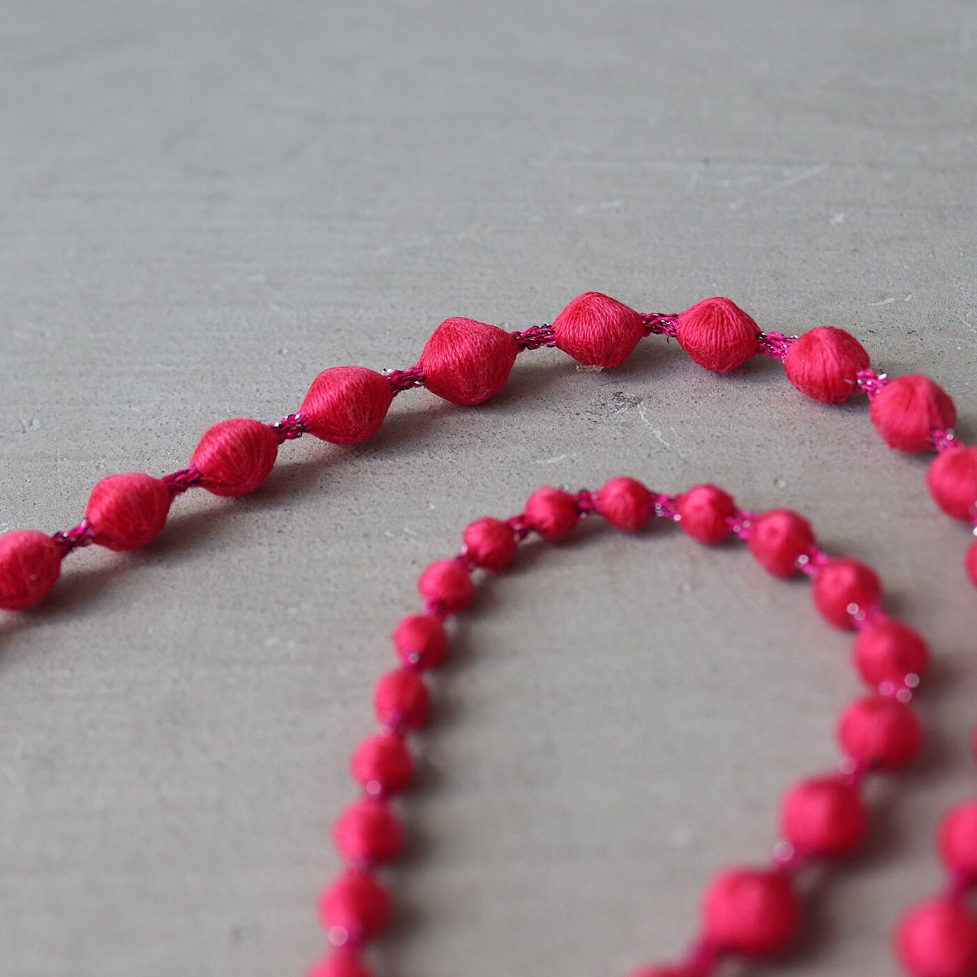 フェリシモギフトショップ|群馬の刺繍工房が作った　誕生石色の刺繍珠ネックレス〈ルビーレッド色・7月生まれ〉[日本製]