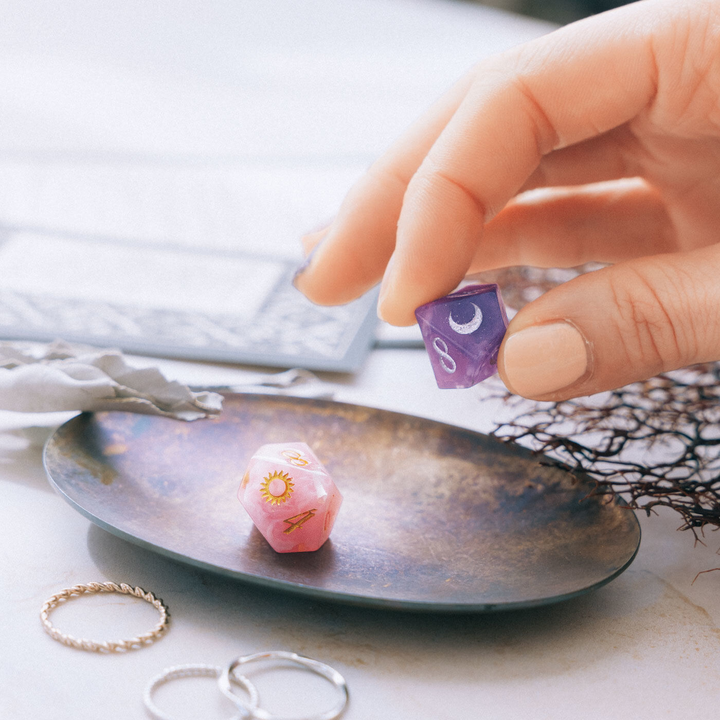 フェリシモギフトショップ|魔法部　あなたの選択を後押しする　ダイスイヤアクセ〈silver × violet〉