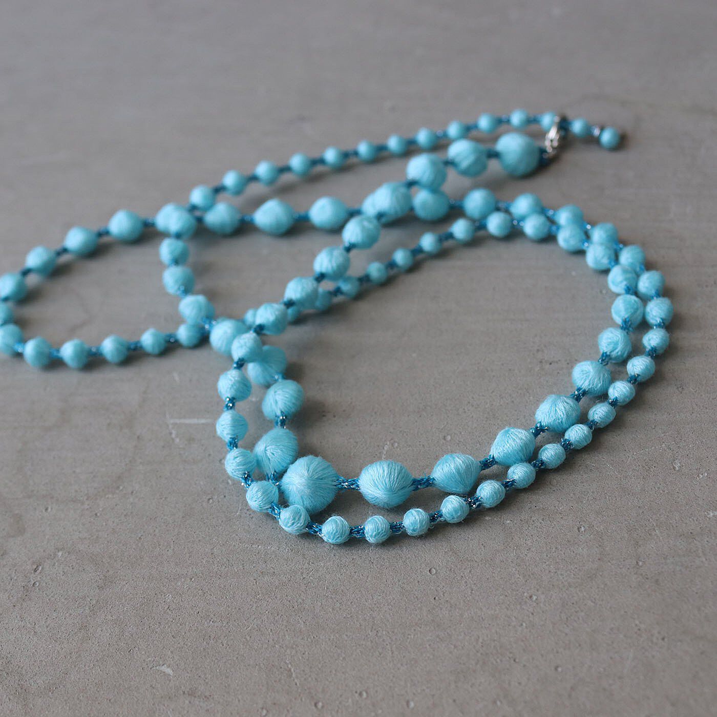 フェリシモギフトショップ|群馬の刺繍工房が作った　誕生石色の刺繍珠ネックレス〈アクアマリンブルー色・3月生まれ〉[日本製]