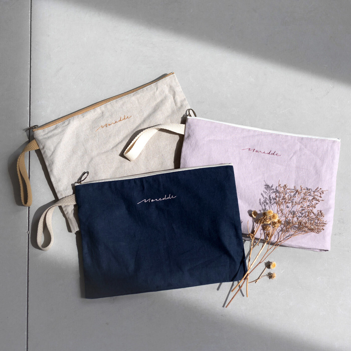 フェリシモギフトショップ|Moredde 　隠しまち付きでたっぷり入る　くったりやわらかA4サイズおむつポーチ