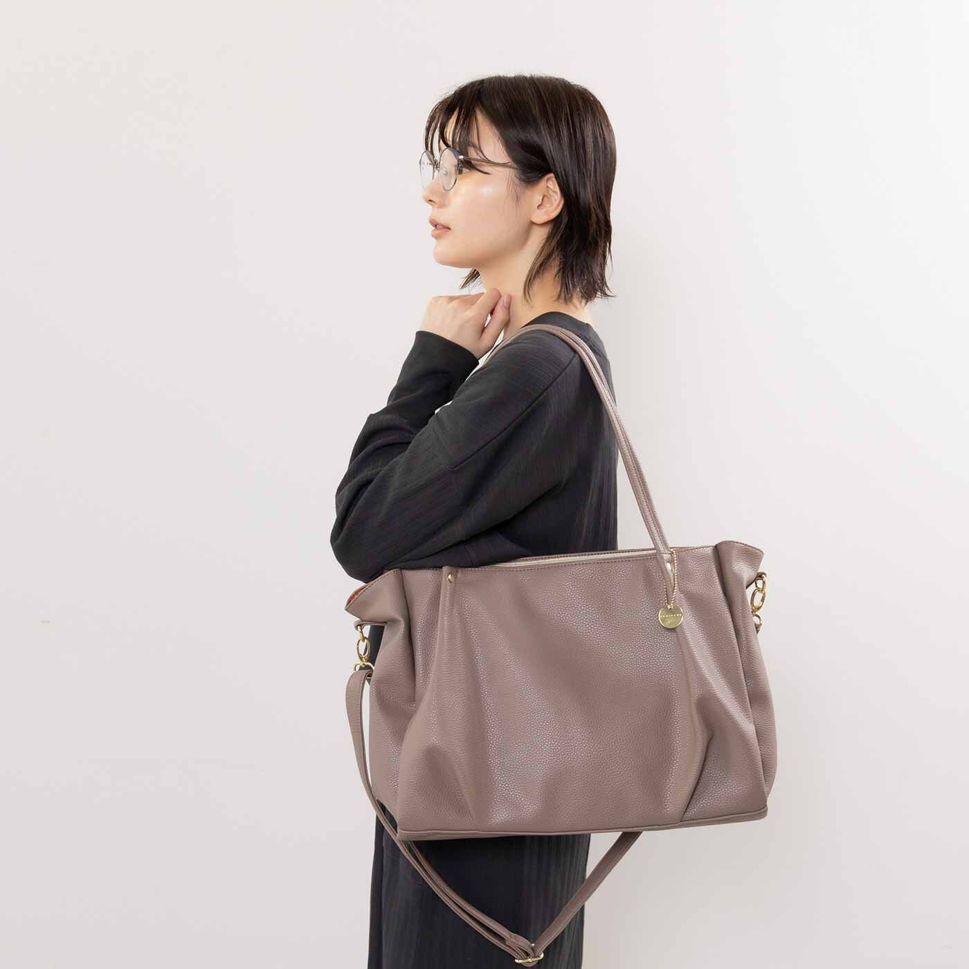 フェリシモギフトショップ|ラミプリュス　たっぷり入って持ち歩き軽やか 整とん美人な7つ星ショルダーバッグ〈ローズベージュ〉|取り外しOKなショルダーは長さ調節もできます。