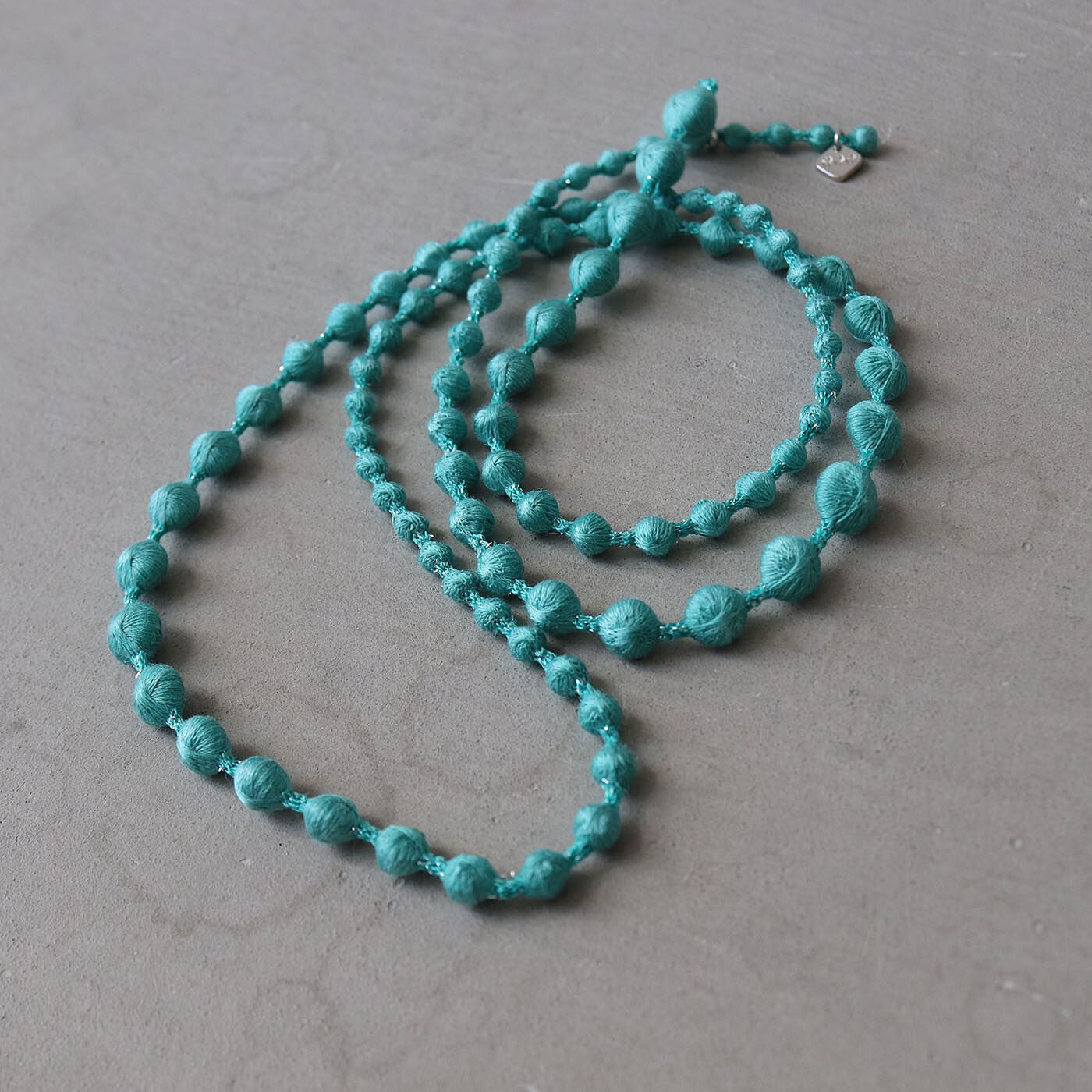 フェリシモギフトショップ|群馬の刺繍工房が作った　誕生石色の刺繍珠ネックレス〈エメラルドグリーン色・5月生まれ〉[日本製]