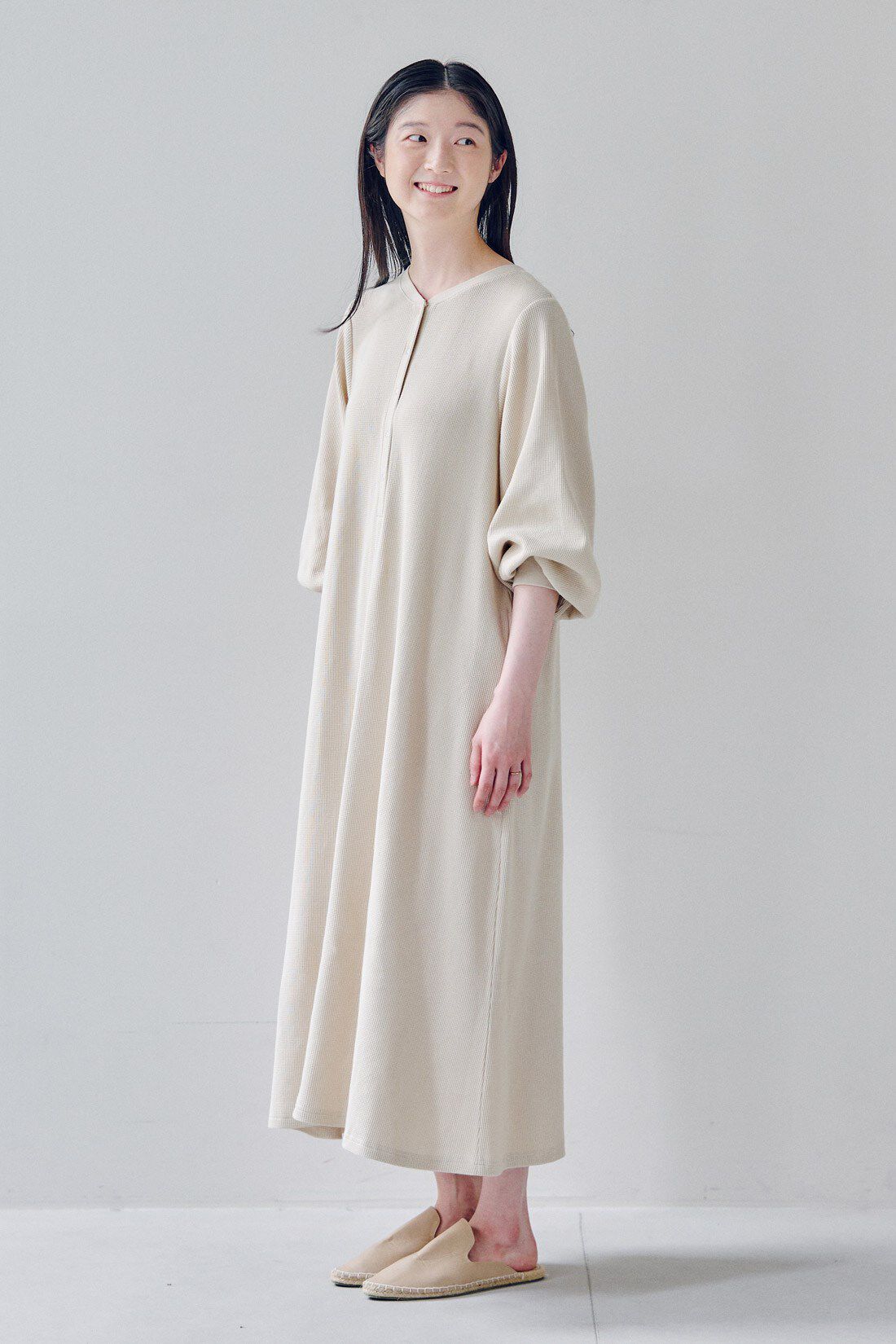 フェリシモギフトショップ|Moredde　マタニティから産後も使える　２－WAYワッフル素材ワンピース〈ベージュ〉|model：H168　着用サイズ：Mサイズ+総丈3cm　　袖口をプッシュアップするとぽわんとかわいい袖に