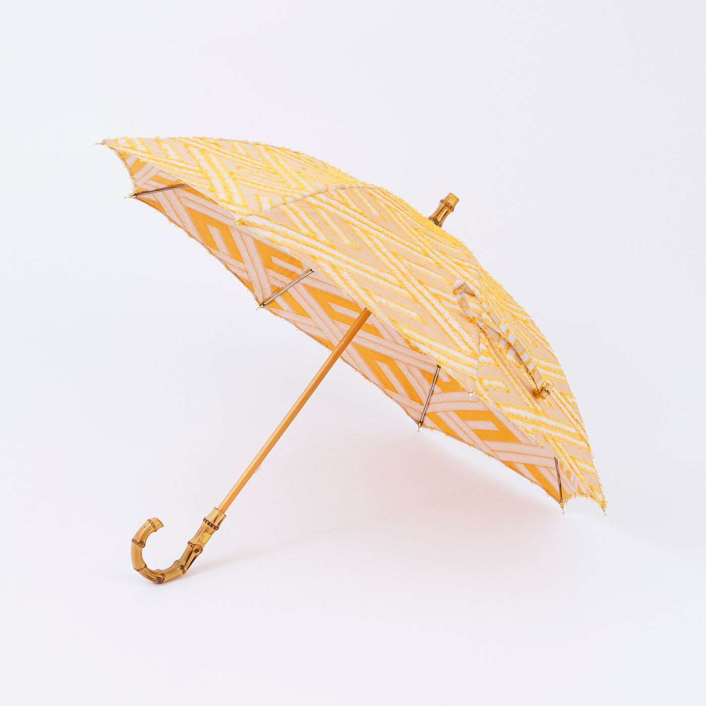 フェリシモギフトショップ|播州織のジャカード生地で仕立てた　晴雨兼用傘〈菱模様イエロー〉|傘の手もとは竹を使用し、つやのある手触りと竹独特の節が、しっかりと握りやすい。