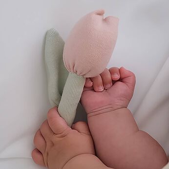 フェリシモギフトショップ | チューリップのラトル〈ピンク〉