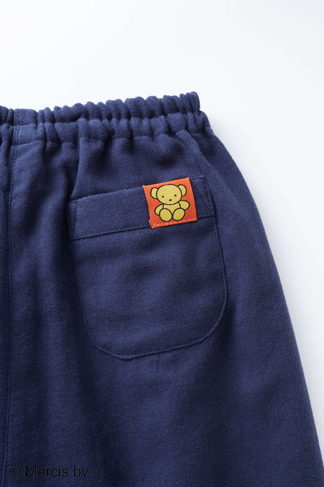 フェリシモギフトショップ|リブ イン コンフォート ×miffy　ふわふわダブルガーゼのストライプ長袖キッズセットアップ|後ろポケットにはくまちゃんの織りネーム付き