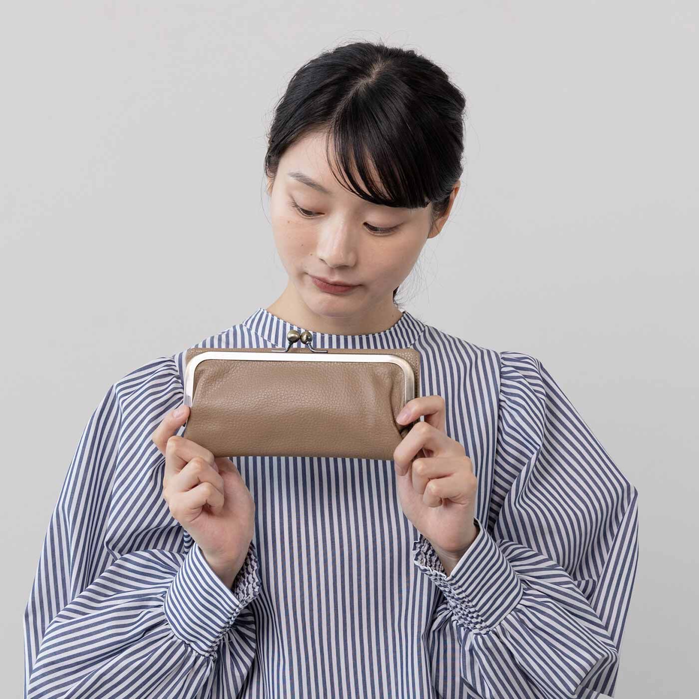 フェリシモギフトショップ|ラミプリュス　レトロがま口がかわいい　薄め仕様の本革長財布〈ベージュ〉|やわらかな手ざわりのシボが特徴の上質な本革。
