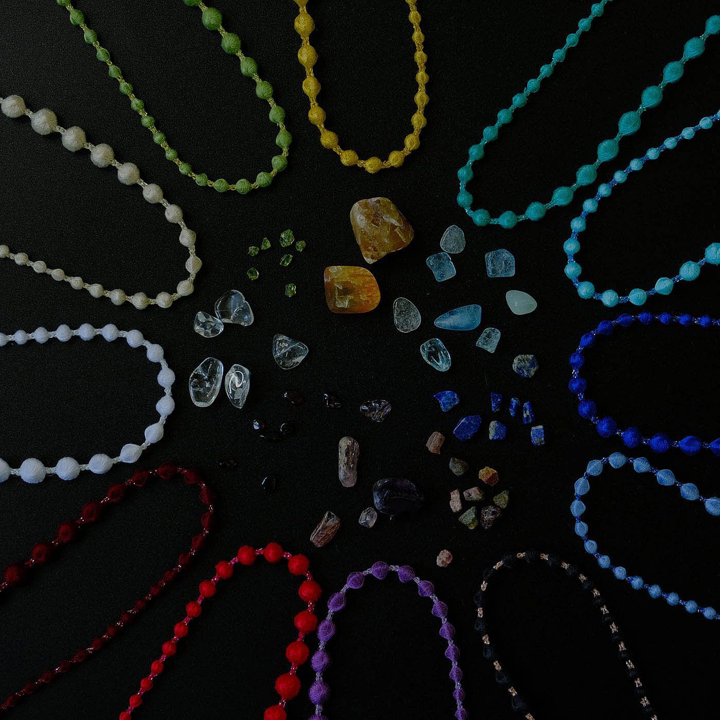 フェリシモギフトショップ|群馬の刺繍工房が作った　誕生石色の刺繍珠ネックレス〈ルビーレッド色・7月生まれ〉[日本製]