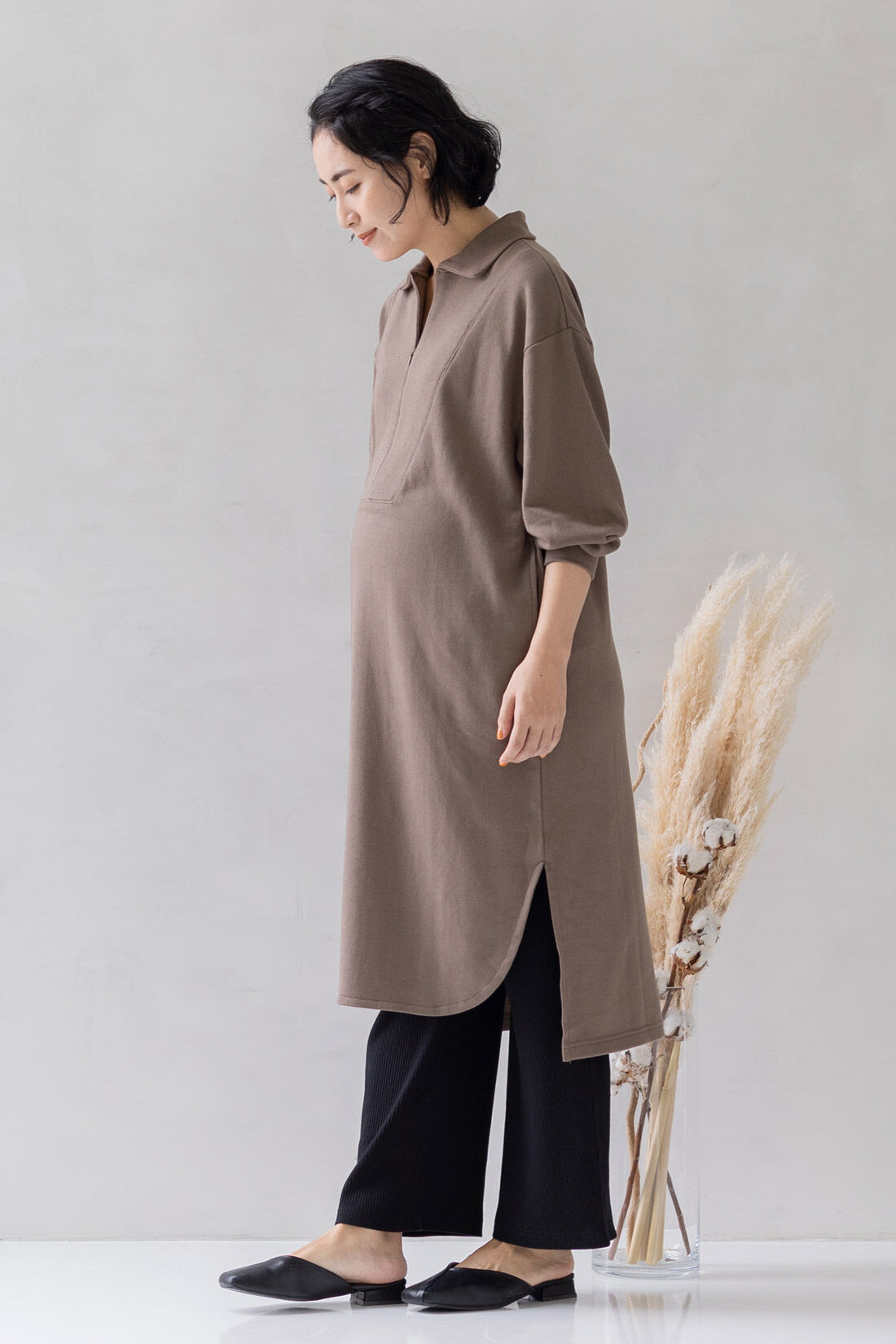 フェリシモギフトショップ|Moredde　マタニティから産後も使える　授乳がらくちんフロントジップデザインのワンピ＆リブパンツルームウェアセット〈カーキ×ブラック〉|前すそだけラウンドにしてデザインポイントに。