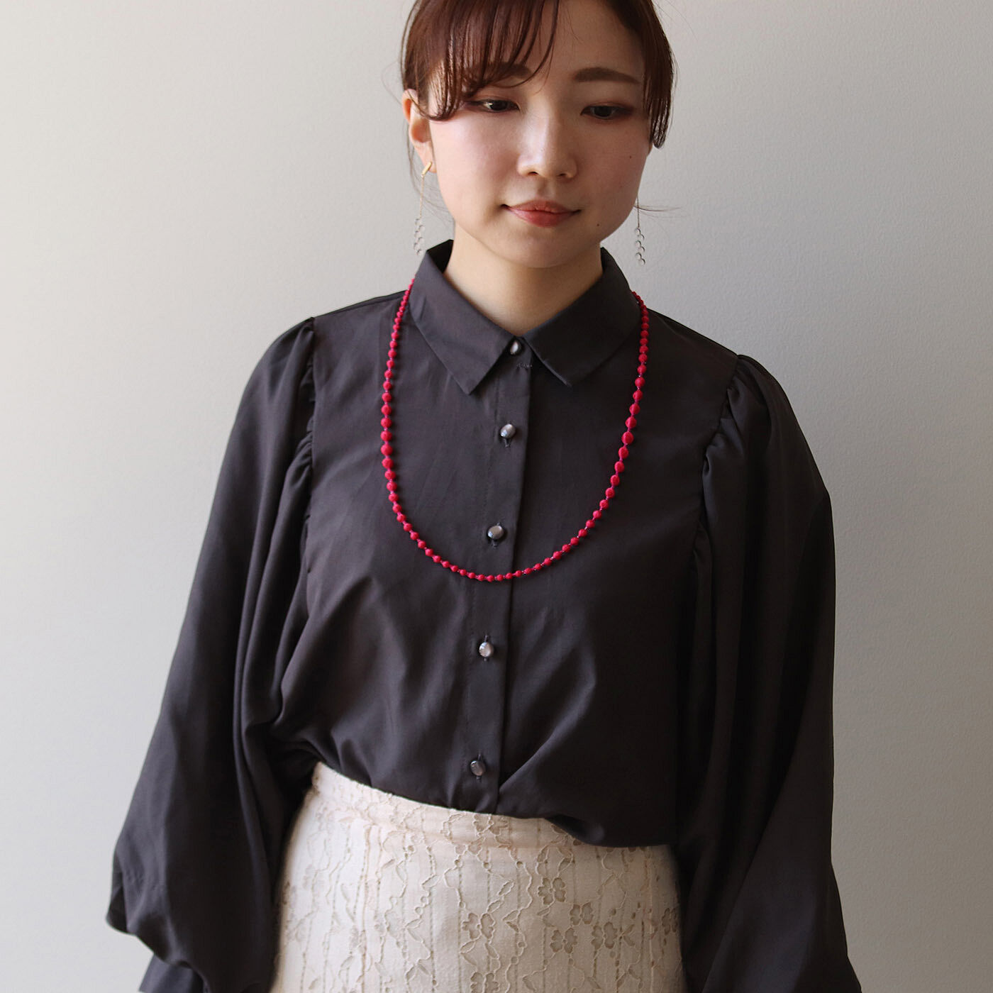 フェリシモギフトショップ|群馬の刺繍工房が作った　誕生石色の刺繍珠ネックレス〈ルビーレッド色・7月生まれ〉[日本製]