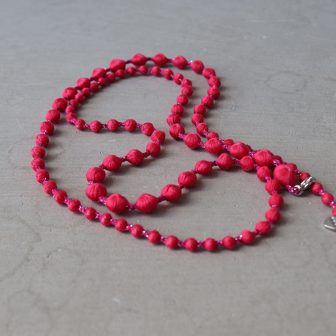 フェリシモギフトショップ|群馬の刺繍工房が作った　誕生石色の刺繍珠ネックレス〈ルビーレッド色・7月生まれ〉[日本製]