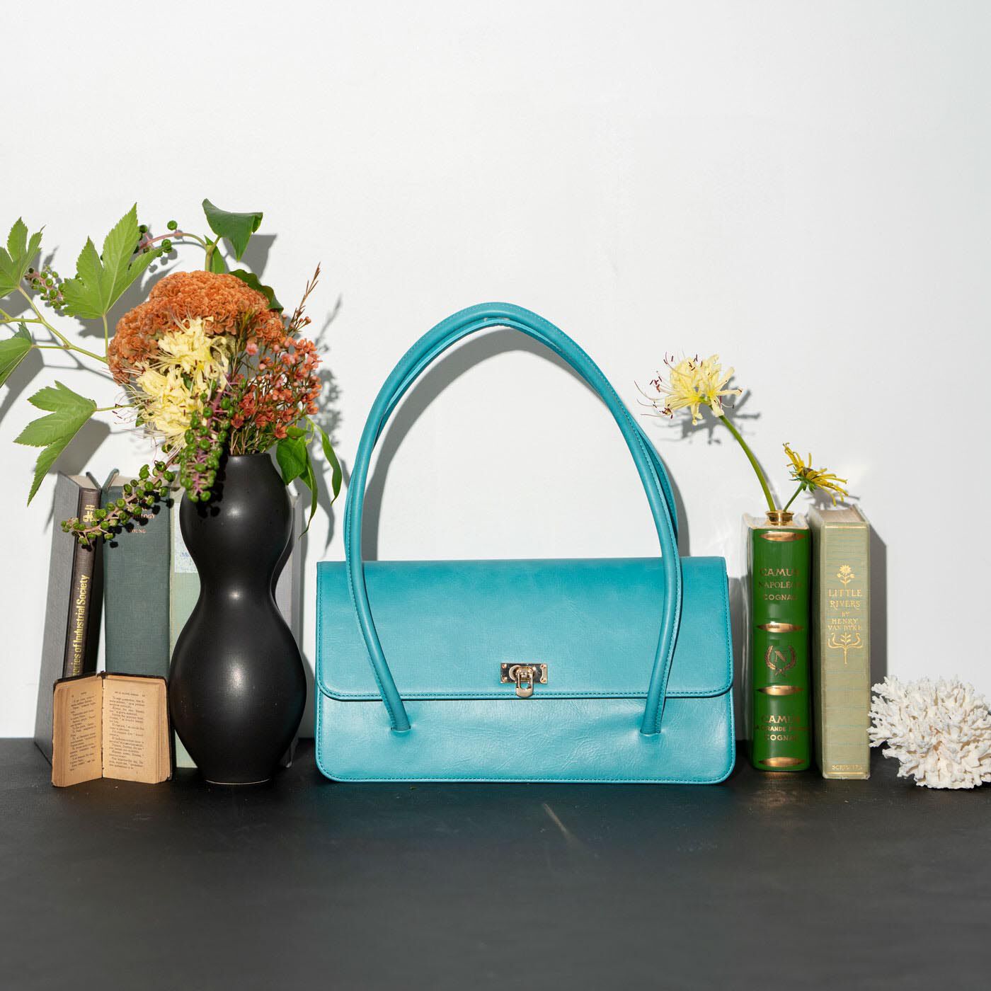 フェリシモギフトショップ|ファッションスタイリストと作った 職人本革のファシナンバッグ〈ターコイズグリーン〉|高い技術で丁寧に作り込まれたスクエアなフォルム、長めの持ち手、特別に手配した金具も、すべて完璧なバランス。