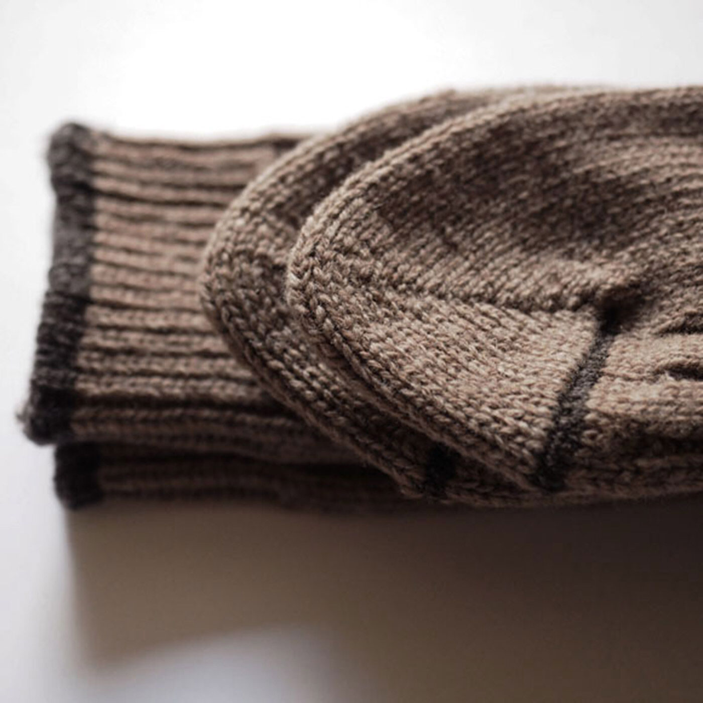 フェリシモギフトショップ|ウール94％　ふかふか＆ぬくぬく　ぜいたくな履き心地！ 厚手の防縮ウールソックス〈Horn〉