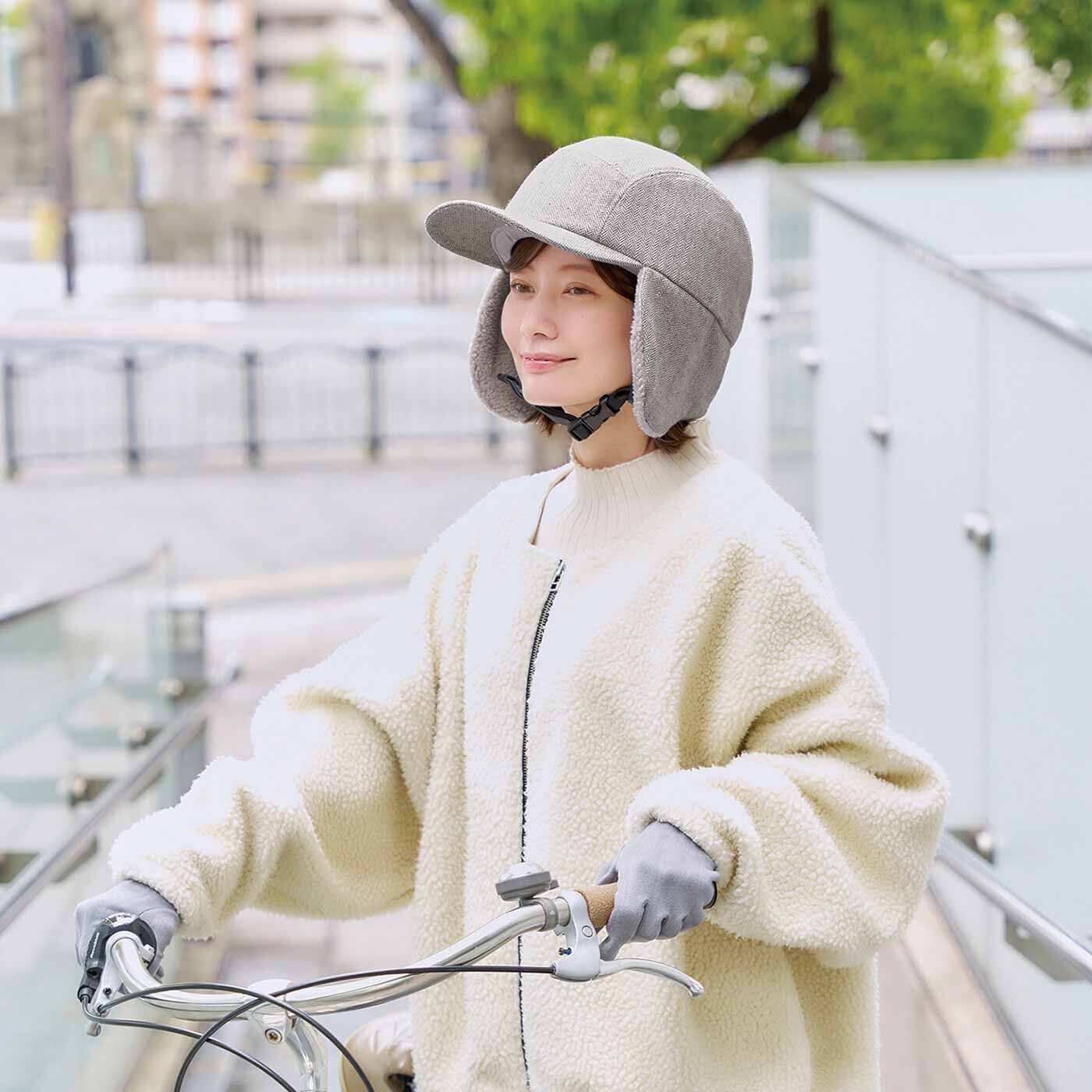 フェリシモギフトショップ|ラミプリュス　デザイン楽しむ　おしゃヘル用耳当て付きキャップ〈ライトグレー〉|ヘルメットにセットするとこんな感じ。