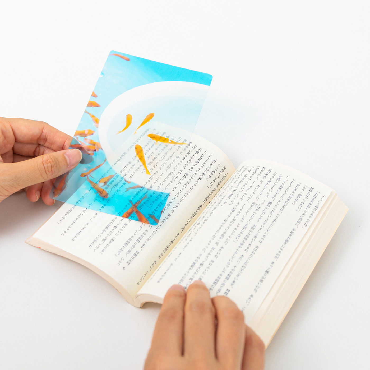 フェリシモギフトショップ|［Fu’s Note］本の中を金魚が泳ぐ！？　金魚の透明しおりセット〈金魚すくい＆琉金〉