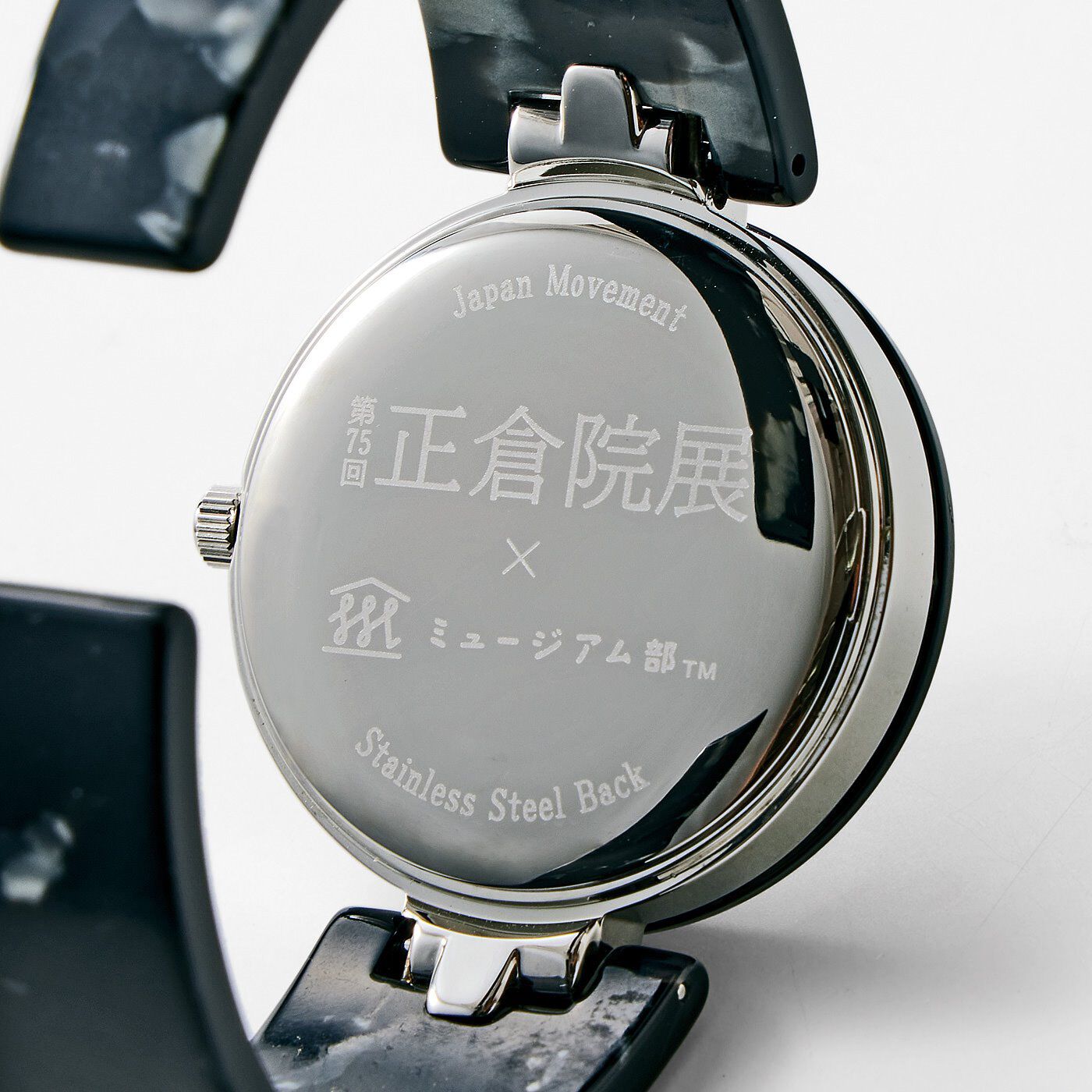 フェリシモギフトショップ|正倉院展×ミュージアム部　正倉院宝物が刻んだ時を感じる　宝物イメージバングルウォッチ〈平螺鈿背円鏡〉|正倉院展×ミュージアム部のロゴの刻印入りで、特別な気分に。