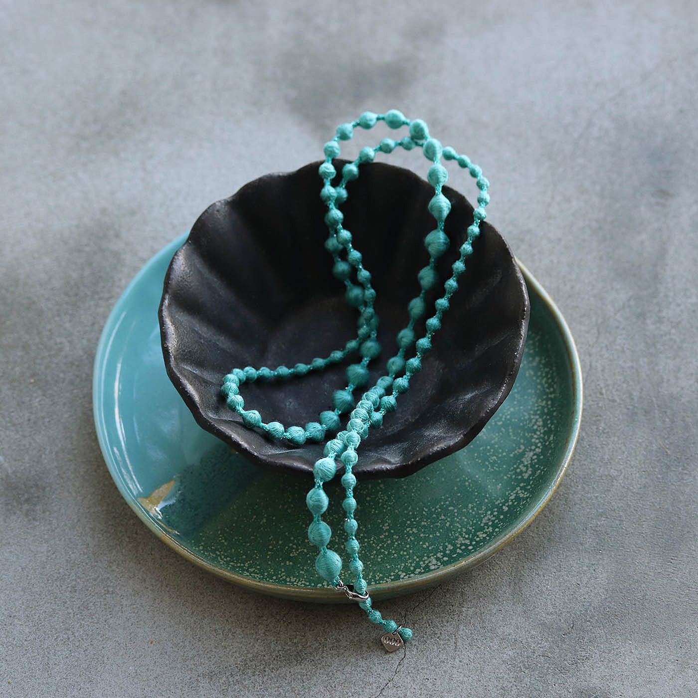 フェリシモギフトショップ|群馬の刺繍工房が作った　誕生石色の刺繍珠ネックレス〈エメラルドグリーン色・5月生まれ〉[日本製]