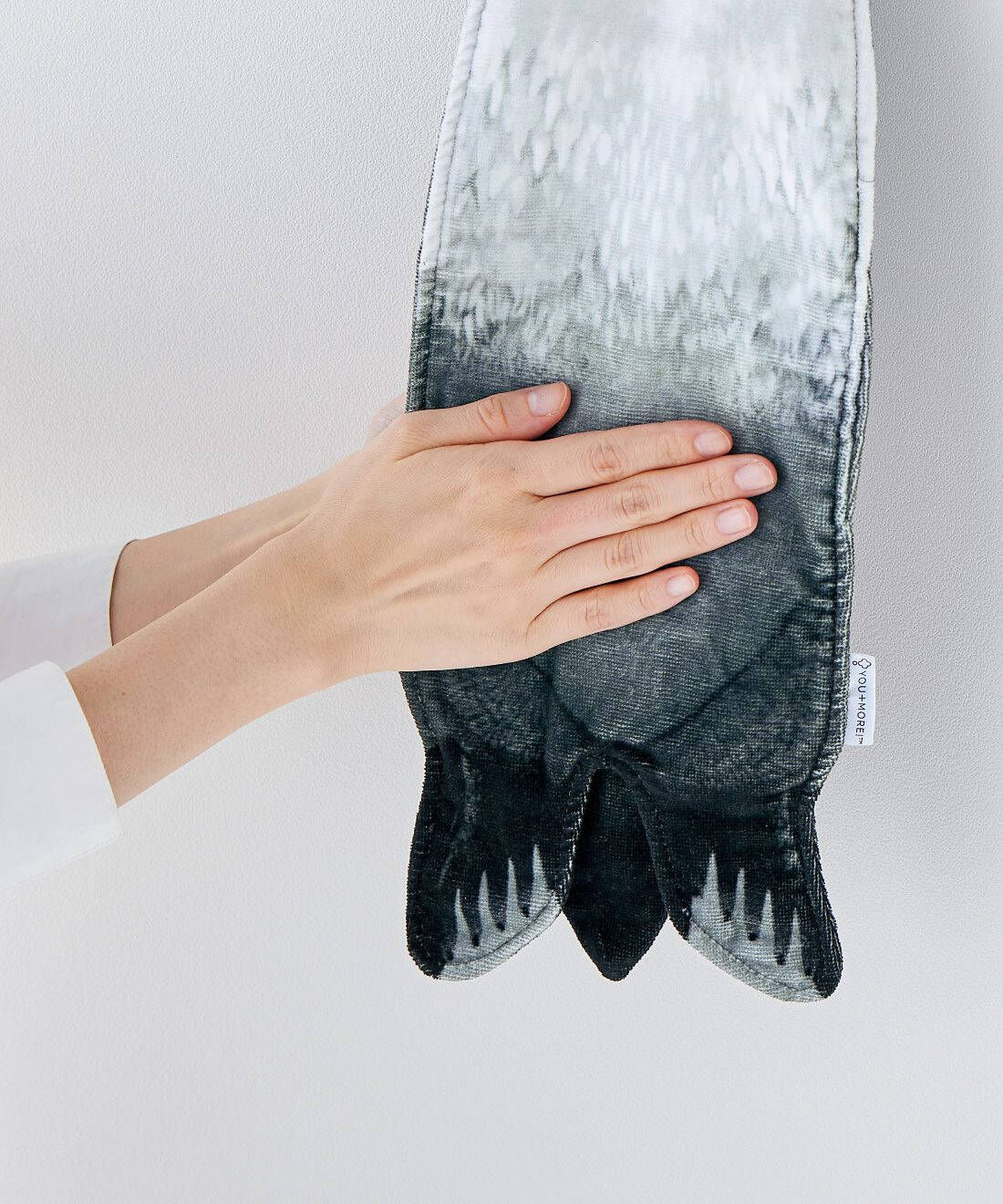 フェリシモギフトショップ|YOU＋MORE!　おなかをなでなで　ラッコのぶらーんタオル〈メイちゃん〉|ふわふわの綿100％素材で、おなかをなでる気分で手がふけます。