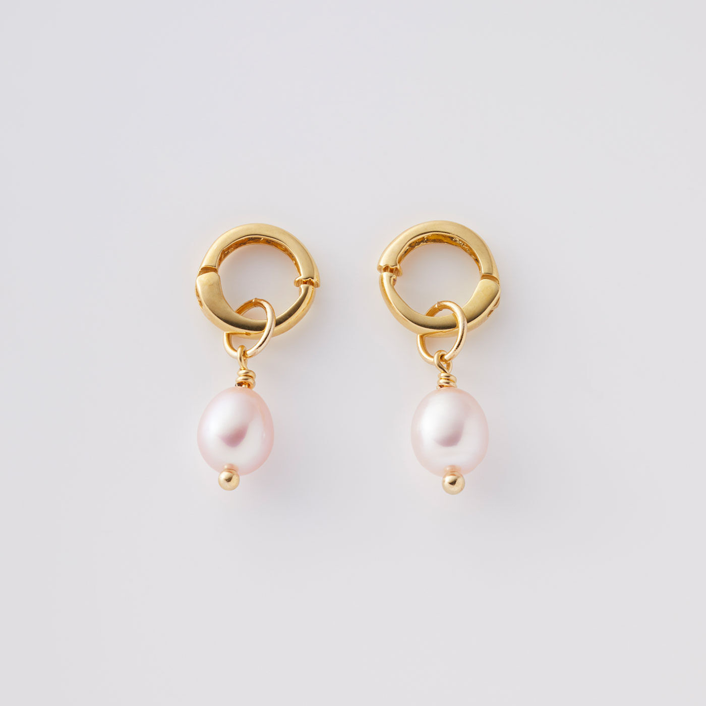 フェリシモギフトショップ|ＬＸ[フェリシモルクス]　天然ピンクが美しいバロックパールイヤリング|天然ピンクカラーの淡水真珠とシルバー９２５のゴールドメッキパールが美しい