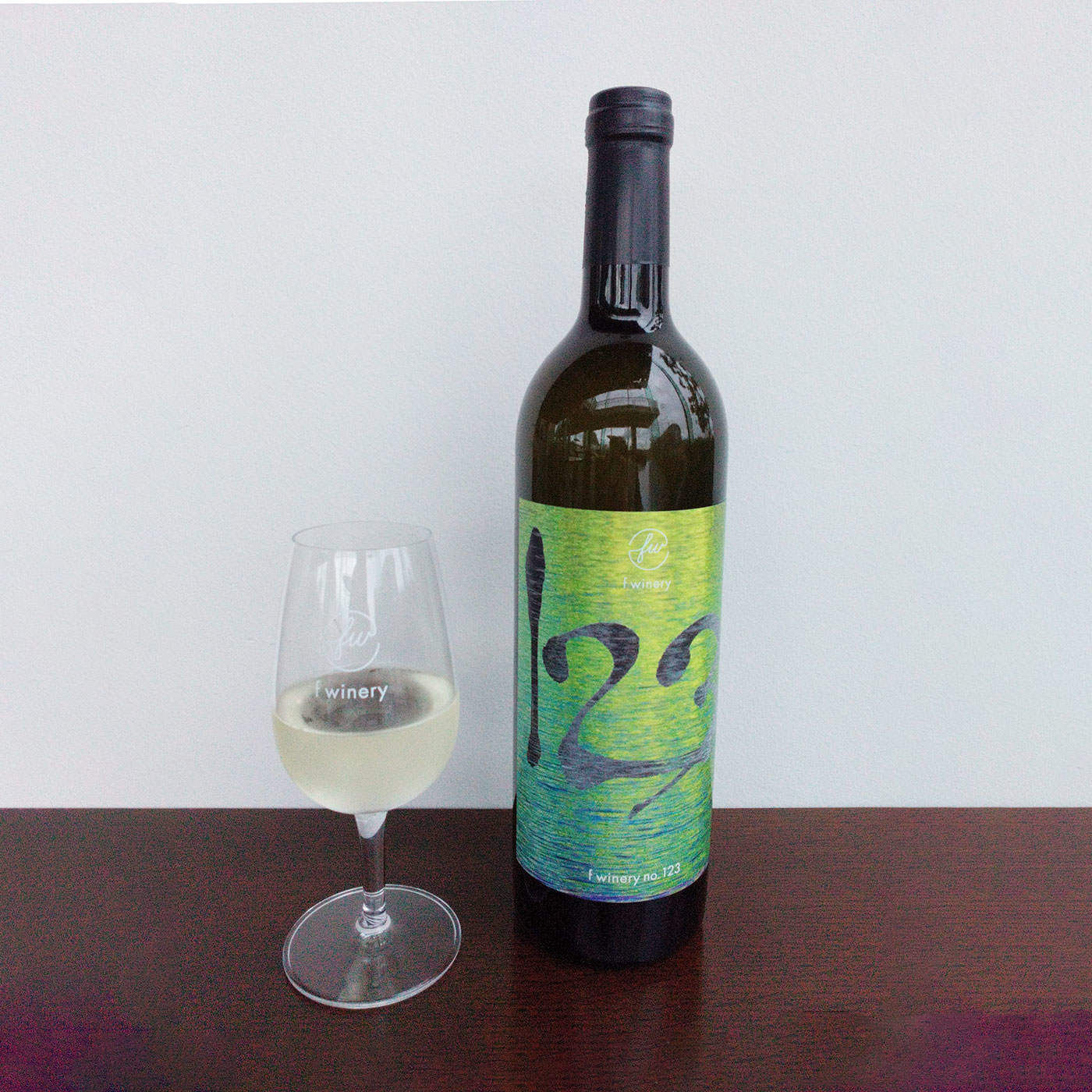フェリシモギフトショップ|f winery123　シャルドネ|しっかりした酸味の後に柔らかい苦味とコクを感じる飲みやすい白ワインです。