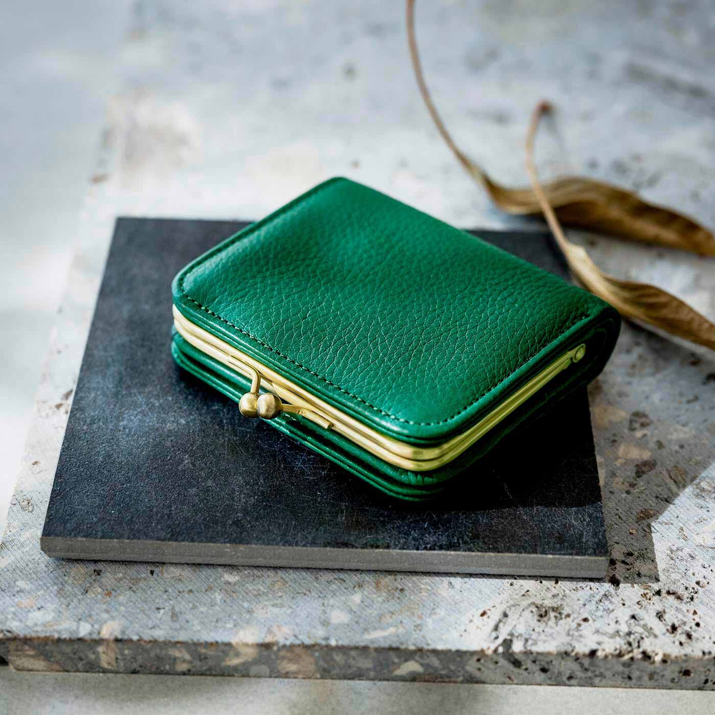 フェリシモギフトショップ|財布作りのプロ集団が作った 職人本革のプチファヴォリウォレット〈バジル色〉|多くの職人さんと連携する大阪の財布専門工場。“財布のプロフェッショナル”たちの初コラボアイテム。