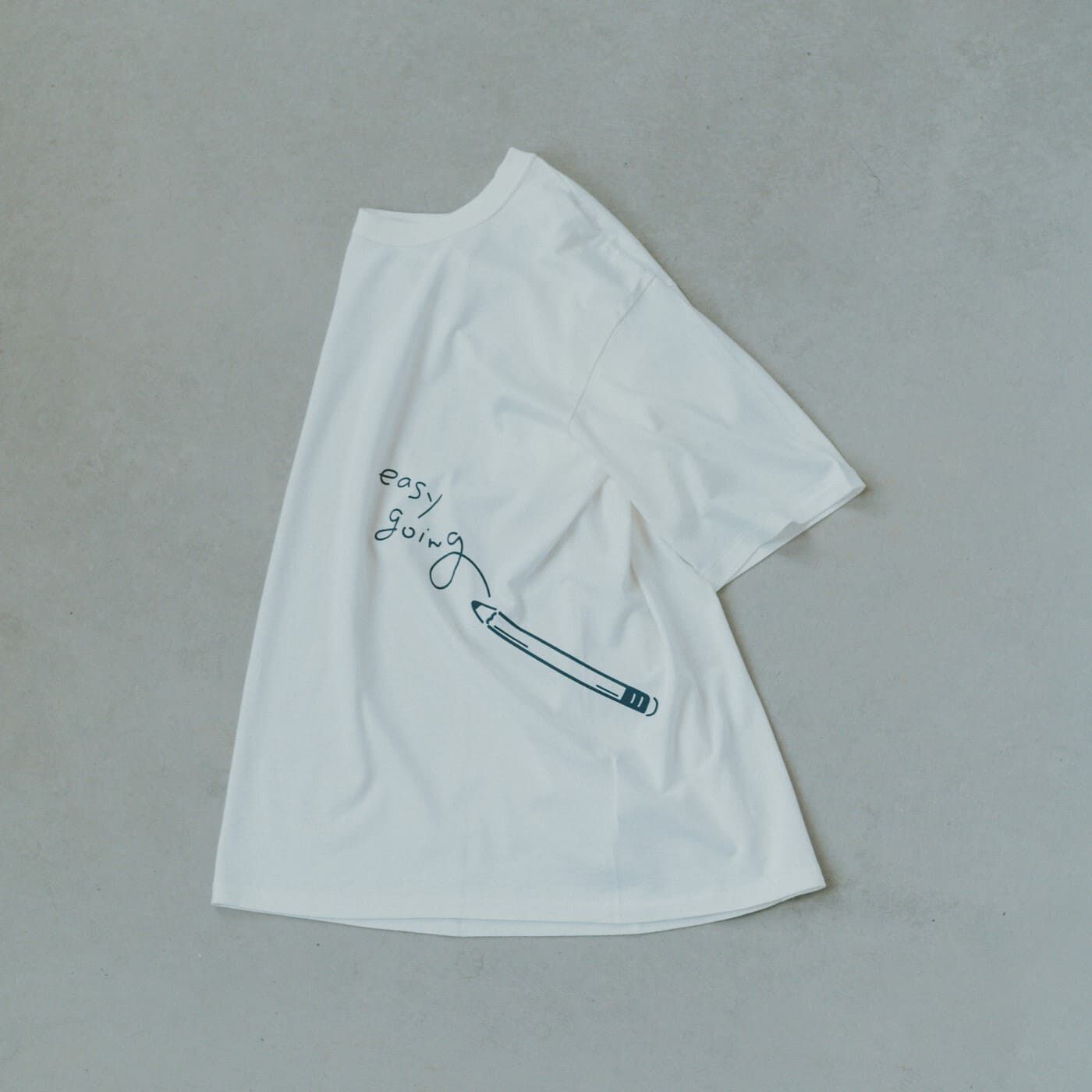 フェリシモギフトショップ|HATSKI for このごろ　おおらかにいこうTシャツ|脇下に縫い目のない丸胴タイプをいかして、プリントは左胸から左サイドにかけて