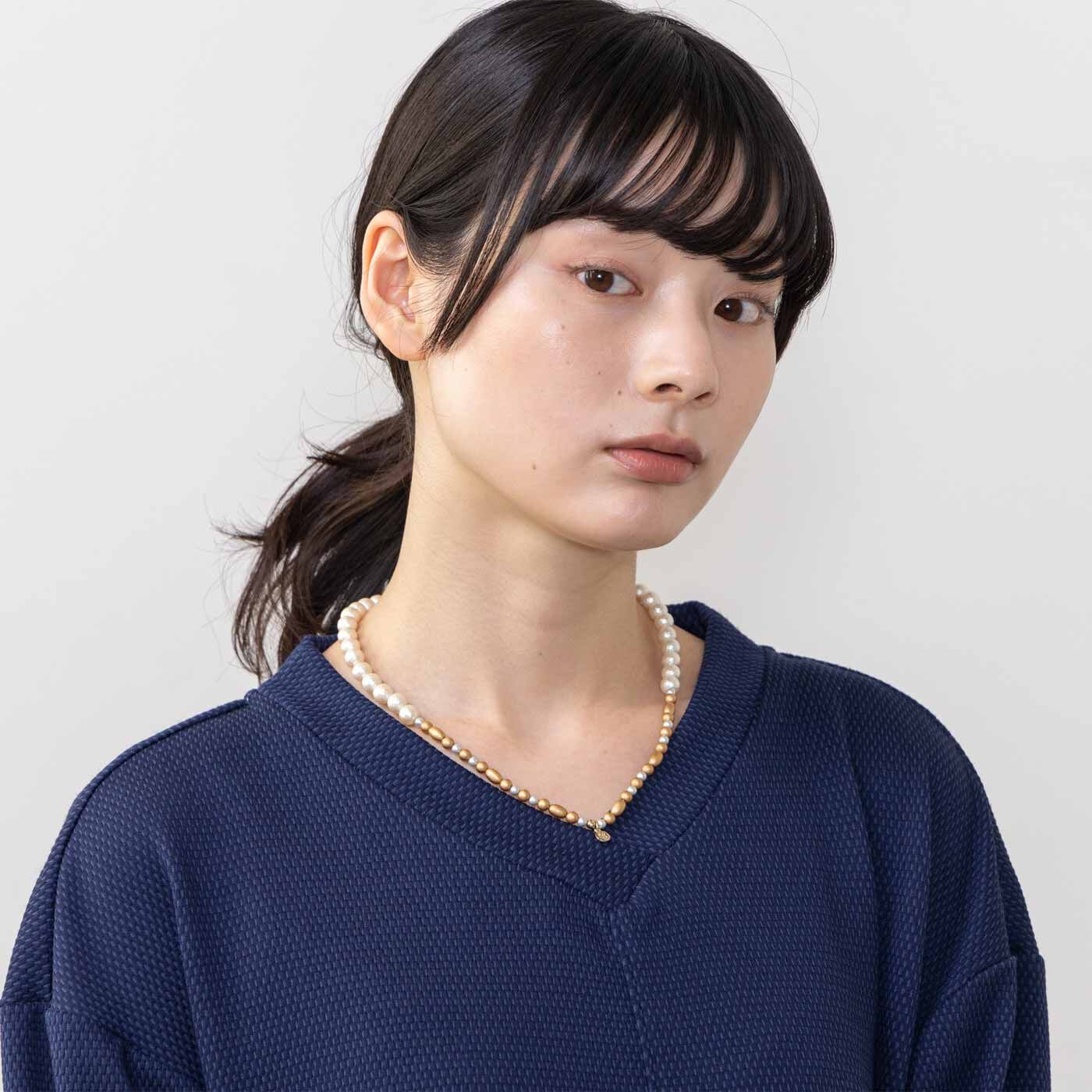 フェリシモギフトショップ|フラウグラット　伸びて着脱簡単♪ コットンパール調きれいめ2-WAYネックレス|ゴールド＆シルバー調ビーズがシックな華やぎ。