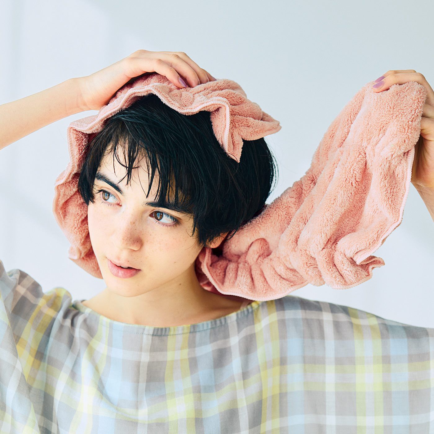 フェリシモギフトショップ|しっかり吸水！ 巻くだけピタッ！　ロングヘアドライタオル〈ピンク〉|1．タオルを肩にかけて片側から折り込みます。2．もう片方を伸ばしながら、頭を包み込むように重ねます。