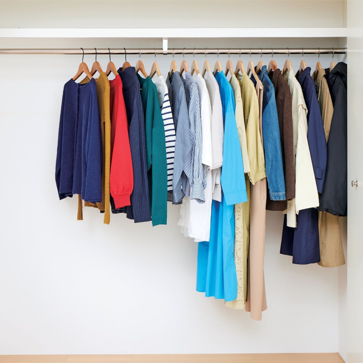 フェリシモギフトショップ|幅広ネックもキャミソールもぴたっとキープ！ 服のずれ落ちを解決するノンスリップスリムハンガー〈１０本組〉|服がいっぱいでクローゼットに余裕がない……。