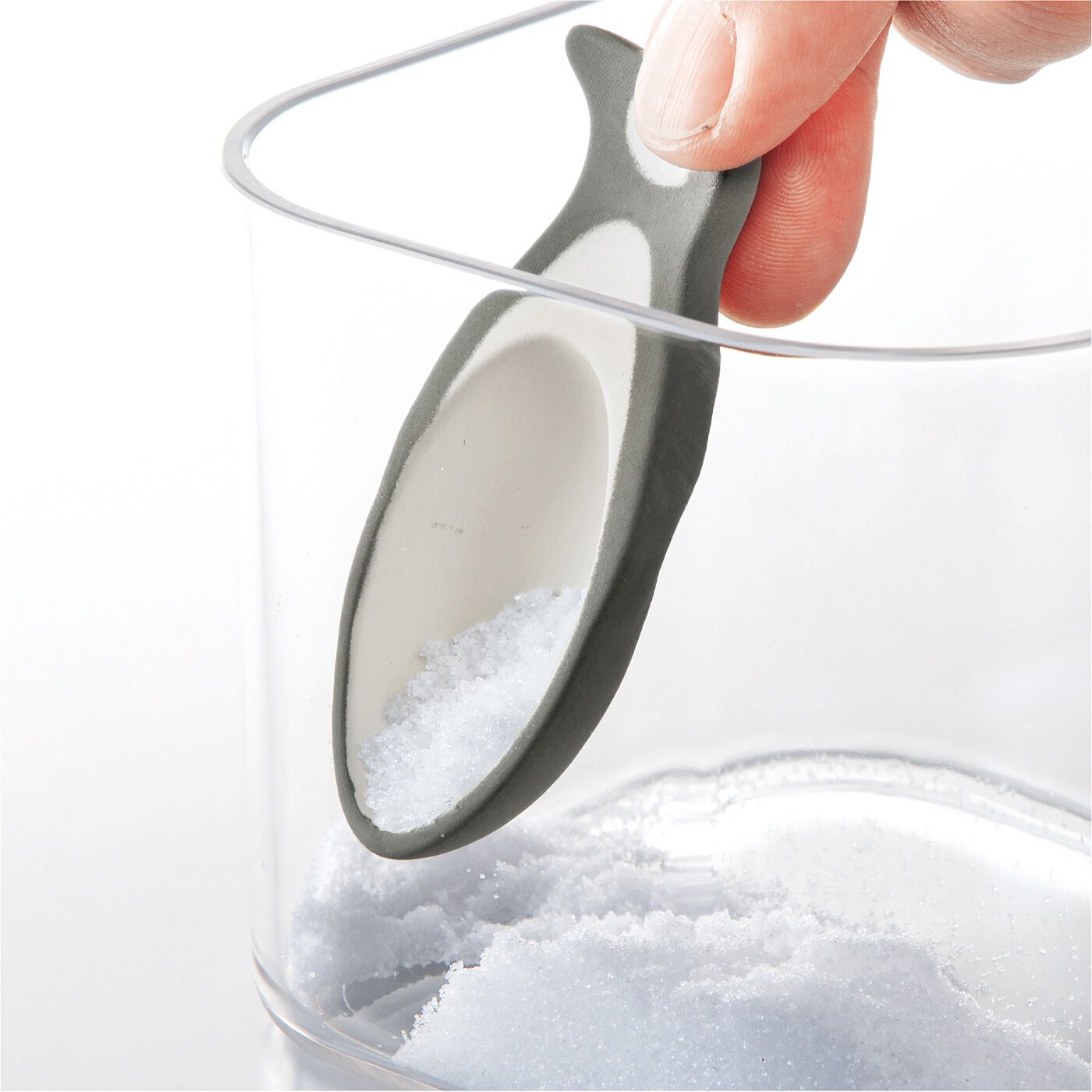 フェリシモギフトショップ|調味料から顔をのぞかせる　湿気を取って大さじ１／２が量れる　素焼きペンギンスプーン|容器の隅まですくいやすい形状。